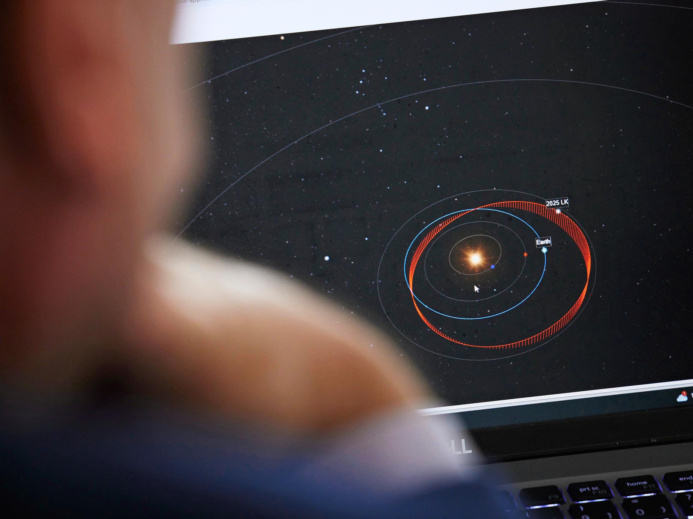 Avaruudessa on nyt ennennäkemätön ruuhka, jonka seuraus voi olla tuhoisa ketjureaktio – Professori Ari-Matti Harri tietää, miten se voidaan välttää