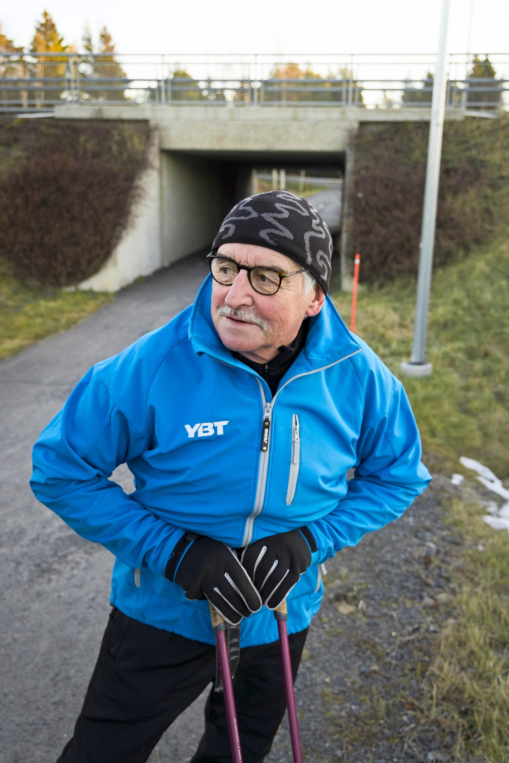Eläkeläinen Matti Kallio kävelylenkillä Pyhäjoen keskustassa. – Fennovoiman uudessa ruokalassakaan ei ehditty valmistaa yhtään ateriaa, Kallio kertoo.