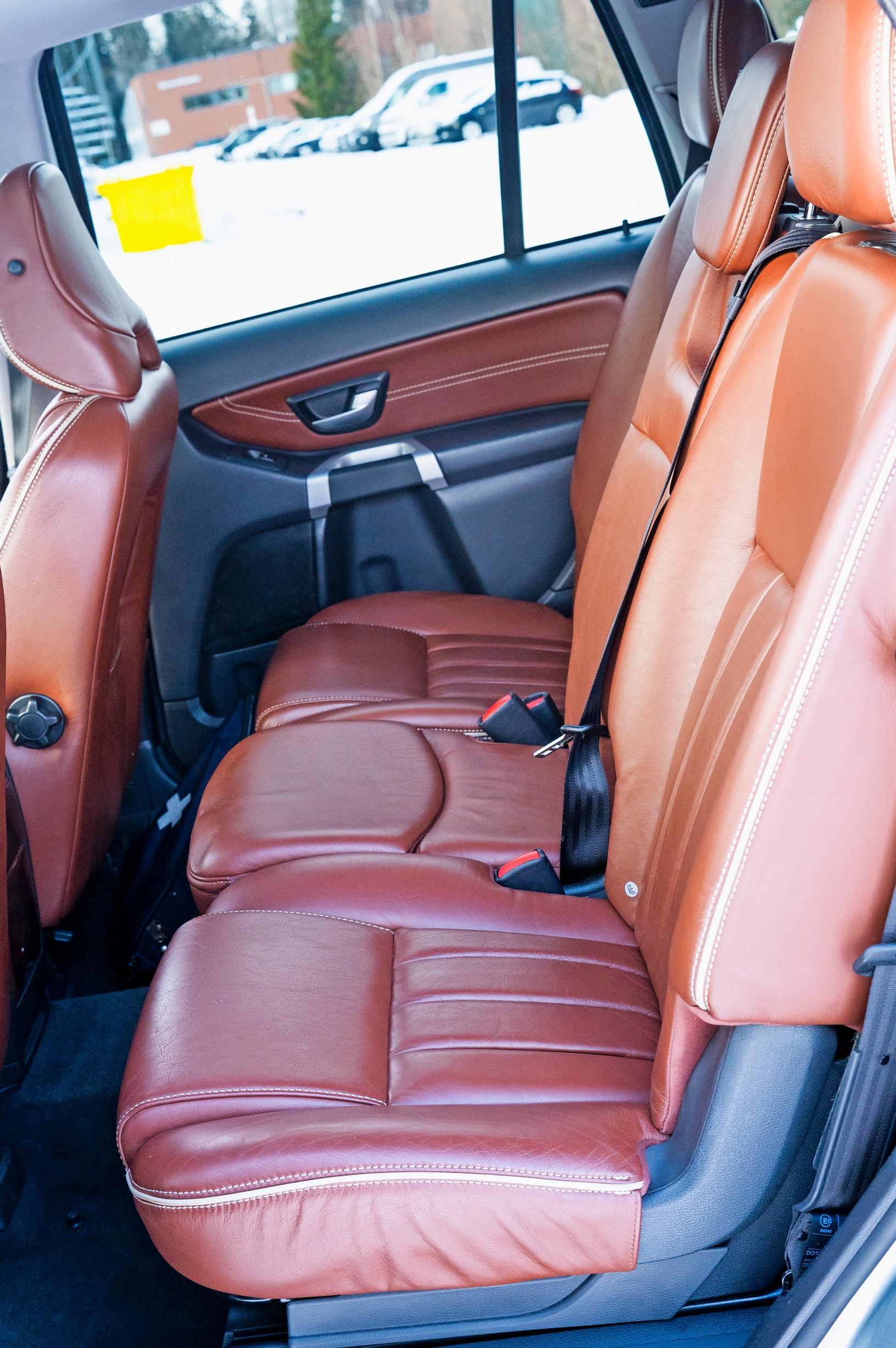 Volvo XC90 D5 AWD Executiven takana on hyvin tilaa.