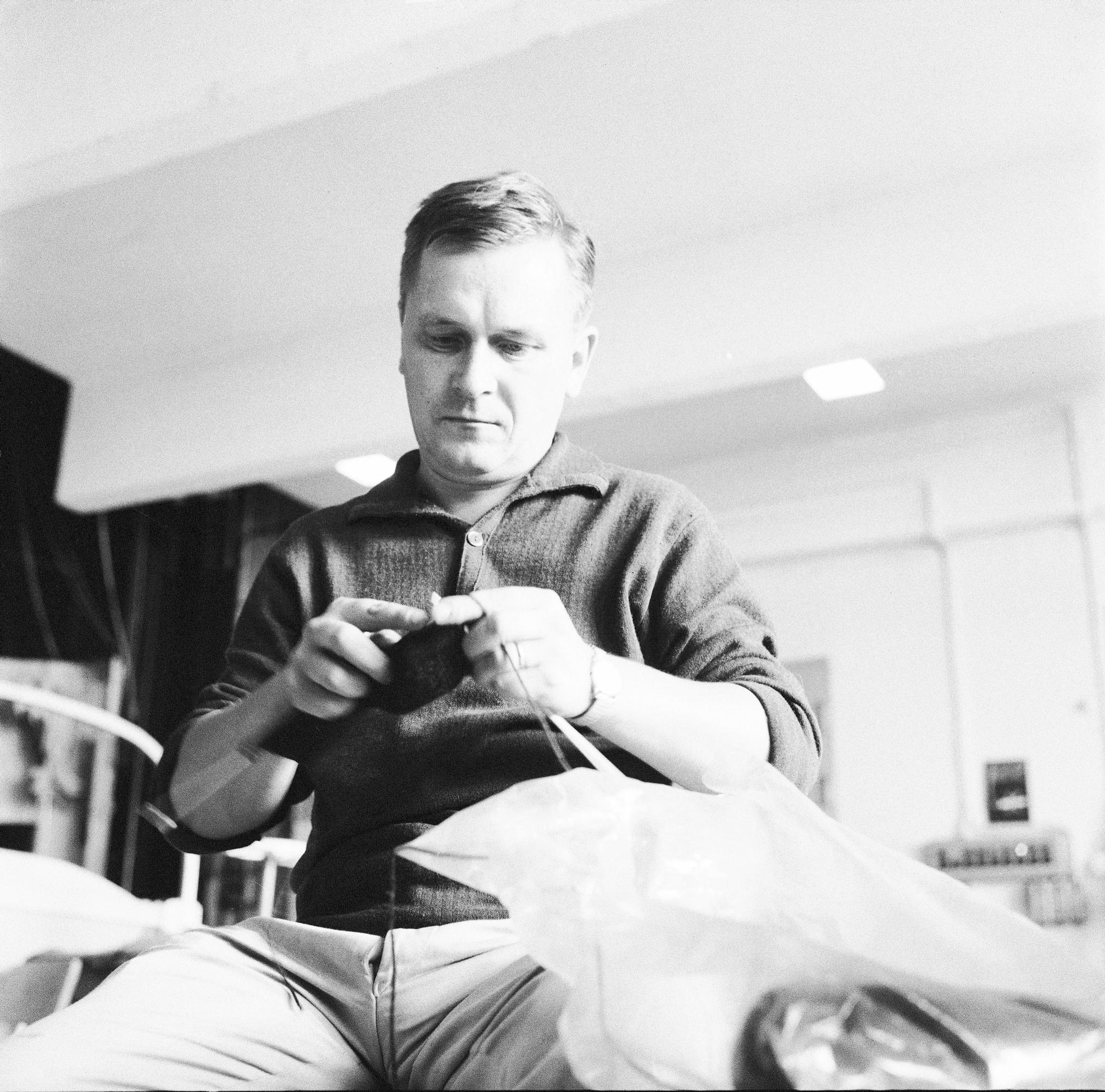 Leo Jokela neuloo.