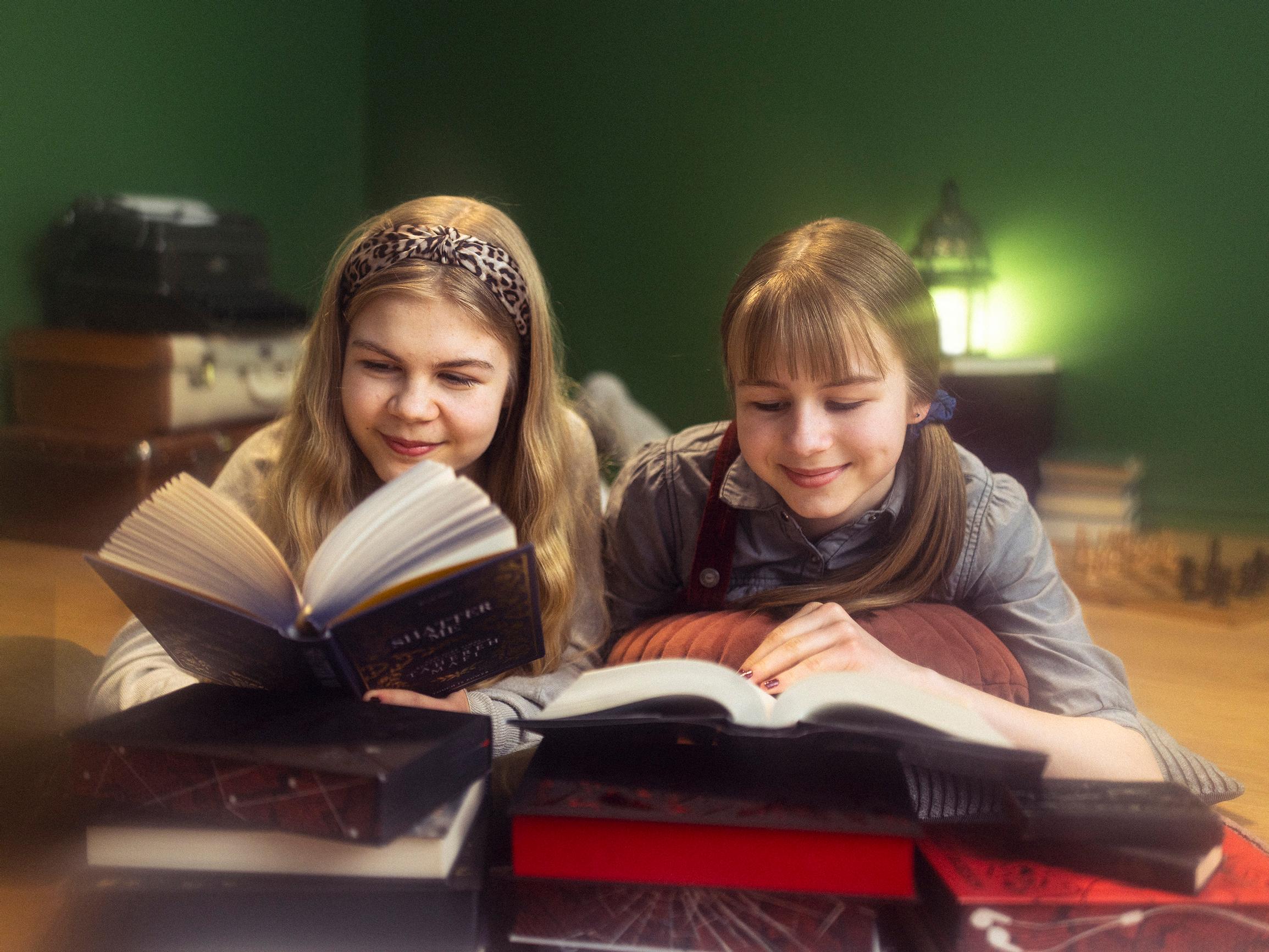 Kirjasiskot-podcastissa nuortenromaani Lopussa molemmat kuolevat – ”Mitä tekisit, jos tietäisit kuolevasi tänään?” 