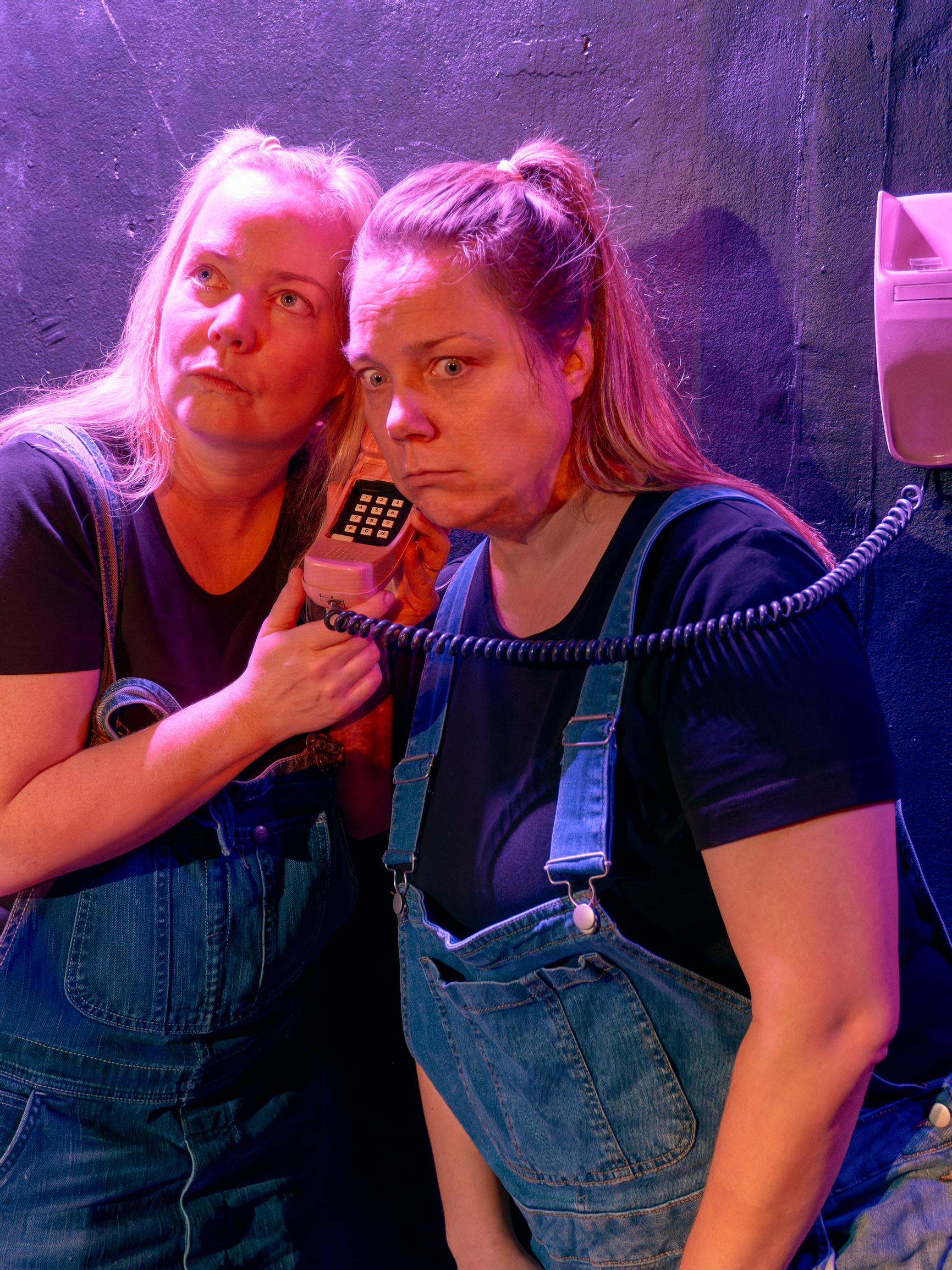 Teatteri Jurkan Ihan pienet luut täräyttää suoraan selkäytimeen – Riehakas ja koskettava sukupolvi- ja sukupuolikokemus