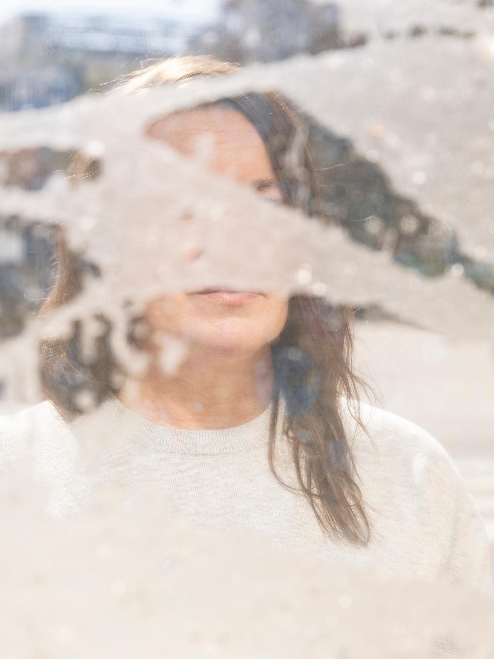 Vanhempien sairaat leikit ja väkivalta rikkoivat Hannen mielen lapsuudessa – Traumojen syntyminen ymmärretään usein väärin, sanoo psykoterapeutti