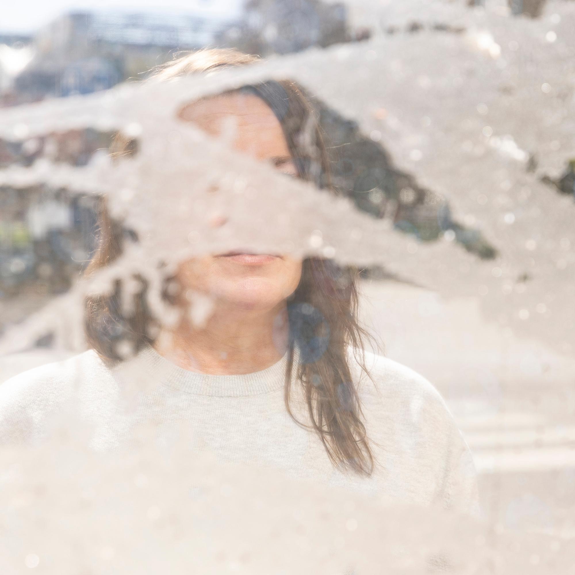 Vanhempien sairaat leikit ja väkivalta rikkoivat Hannen mielen lapsuudessa – Traumojen syntyminen ymmärretään usein väärin, sanoo psykoterapeutti