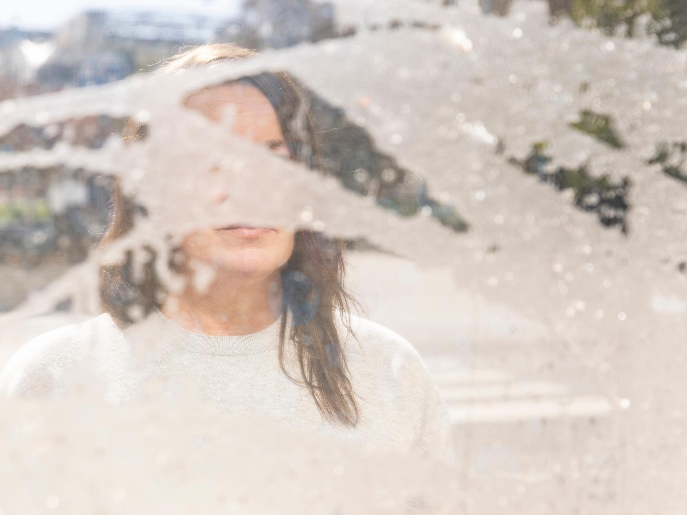 Vanhempien sairaat leikit ja väkivalta rikkoivat Hannen mielen lapsuudessa – Traumojen syntyminen ymmärretään usein väärin, sanoo psykoterapeutti