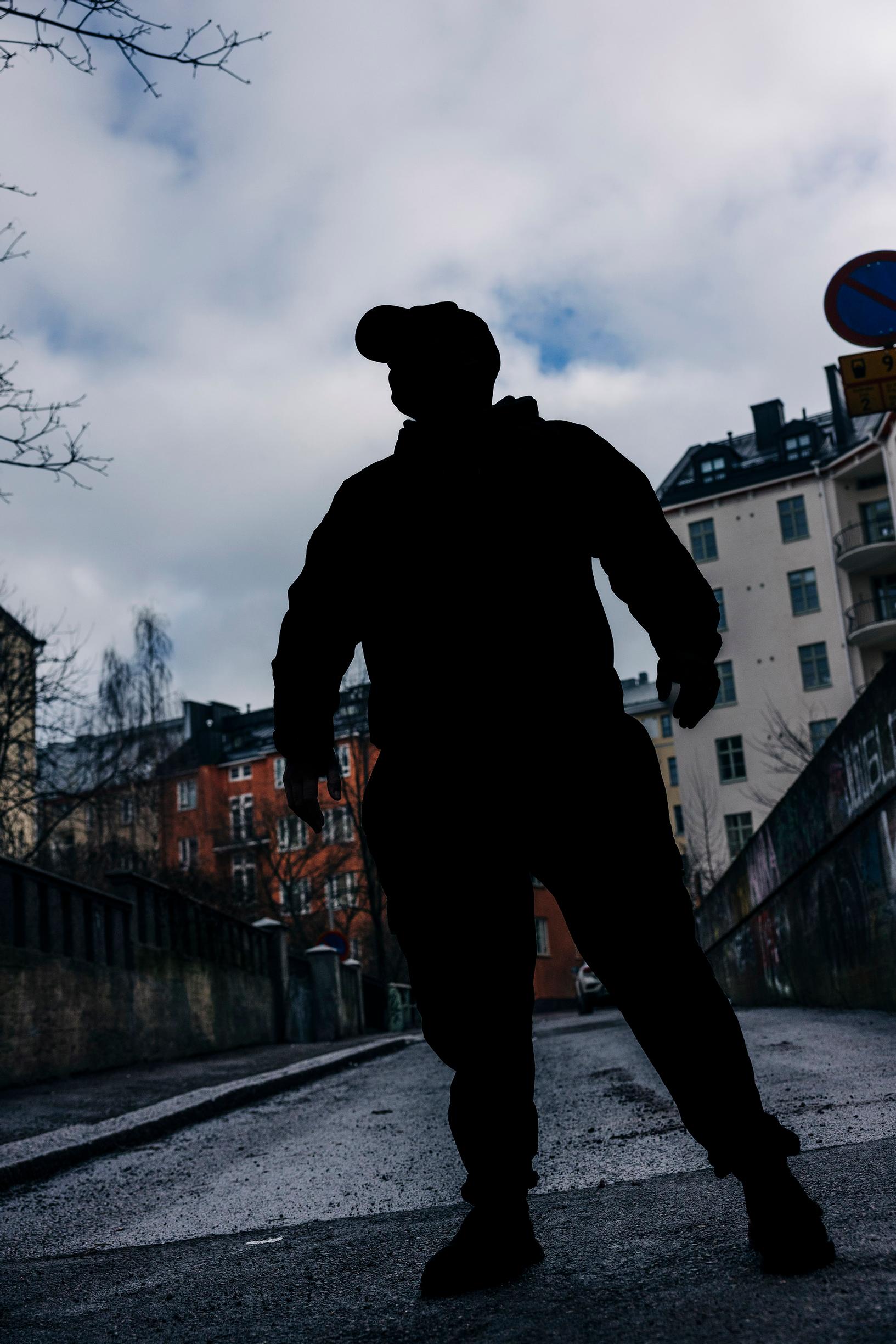 Kokaiinia myynyt entinen huumekauppias Toni kertoo, että nyt rahaa ei entiseen verrattuna juuri ole. Toisaalta sitä ei paljon menekään, sillä raitis elämä on paljon edullisempaa kuin hedonistinen yökerhoelämä.