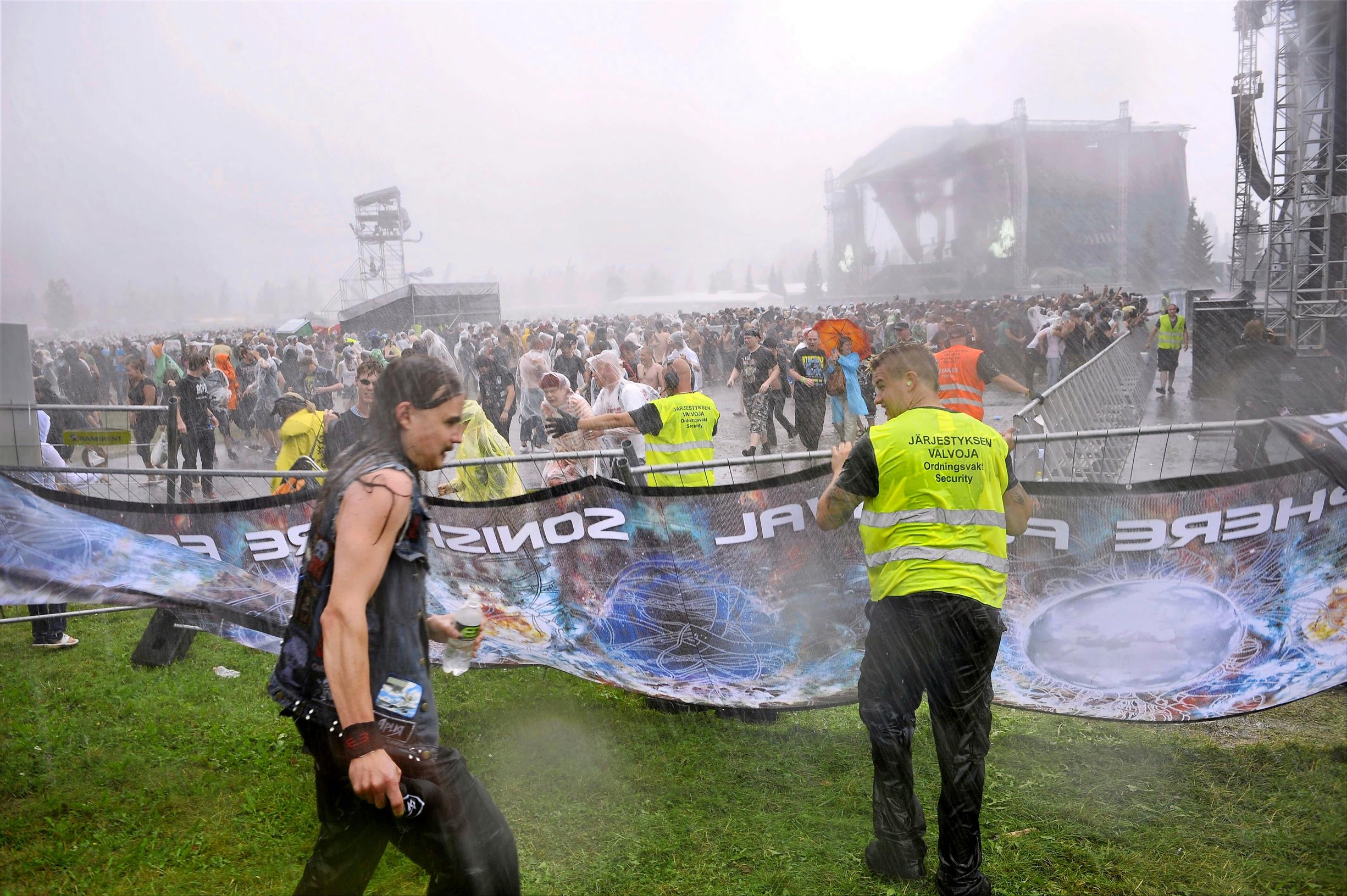 ”Kuin hidastetussa leffassa” – Porin Sonisphere-festivaaleille iski vuonna 2010 ihmisuhrin vaatinut rajuilma, joka heitti telttoja ja tavaraa vaarallisesti ilmaan