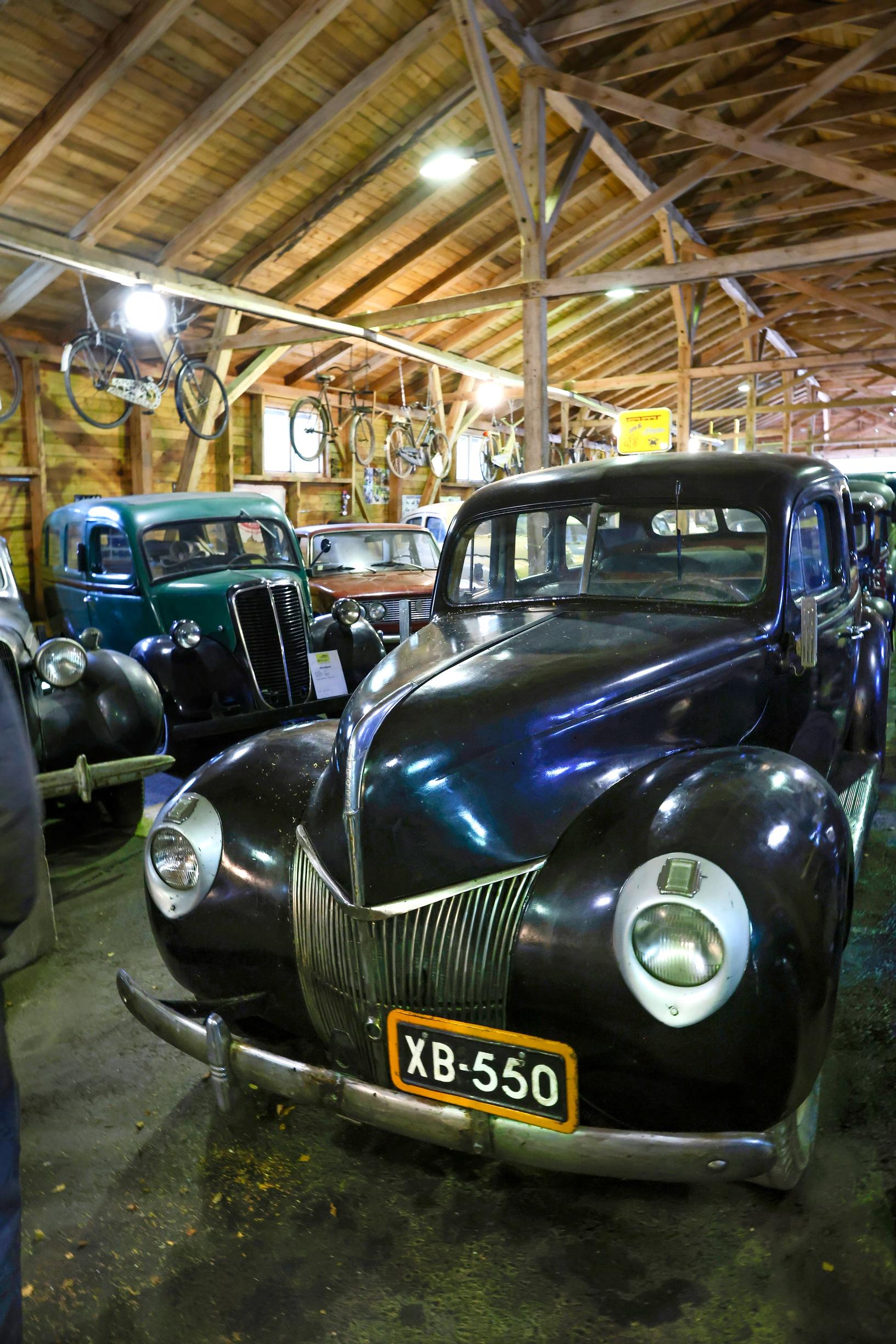 Puolustusvoimia aikoinaan palvellut musta kaunotar Ford Standard V 8 kertoo menneen maailman muotoilun loistokkuudesta vuodelta 1940.