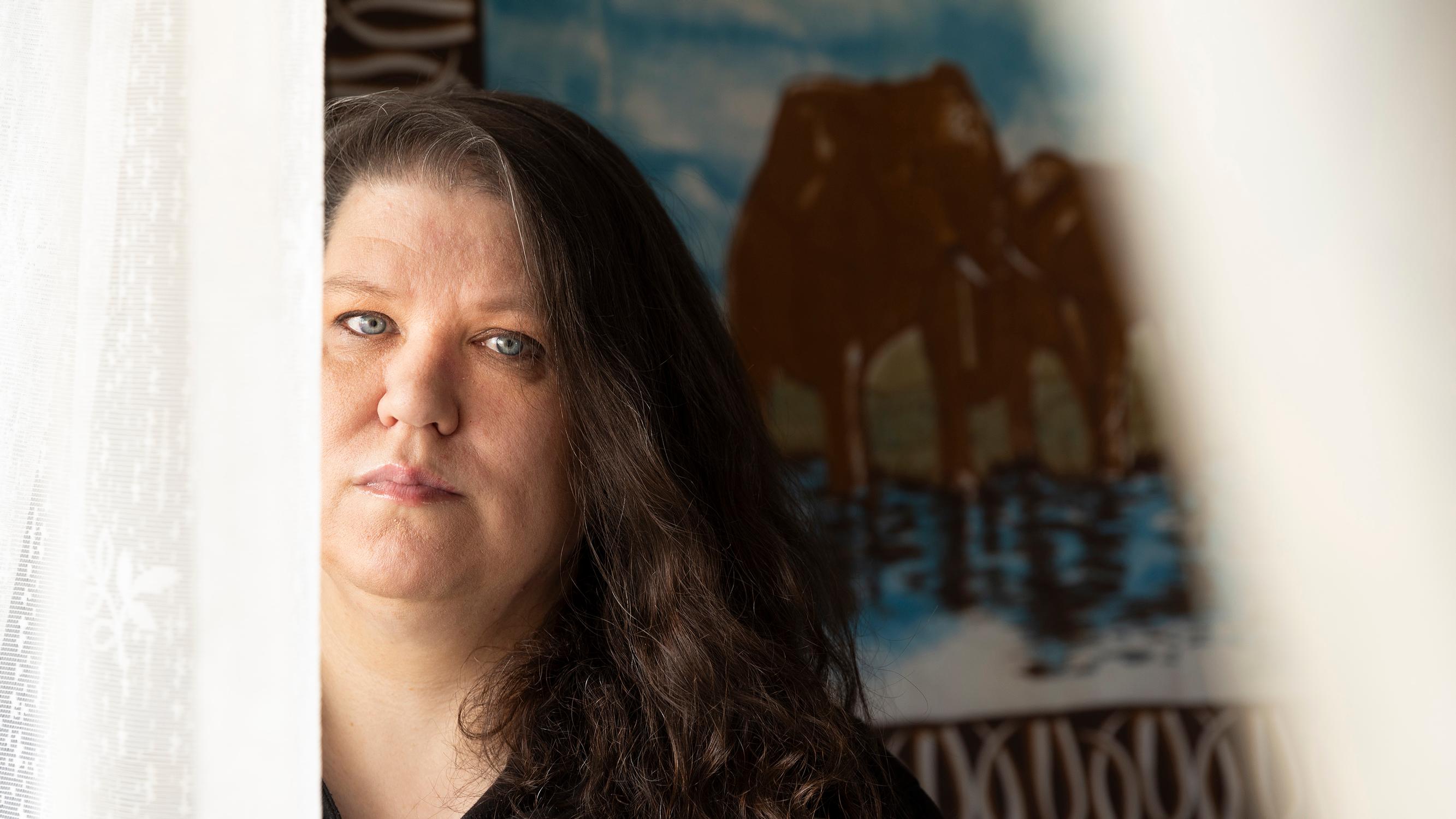 Sailalla, 46, ei ole enää varaa asua omassa kodissaan – Professorin mielestä asumisen tuesta leikkaaminen on älytön idea