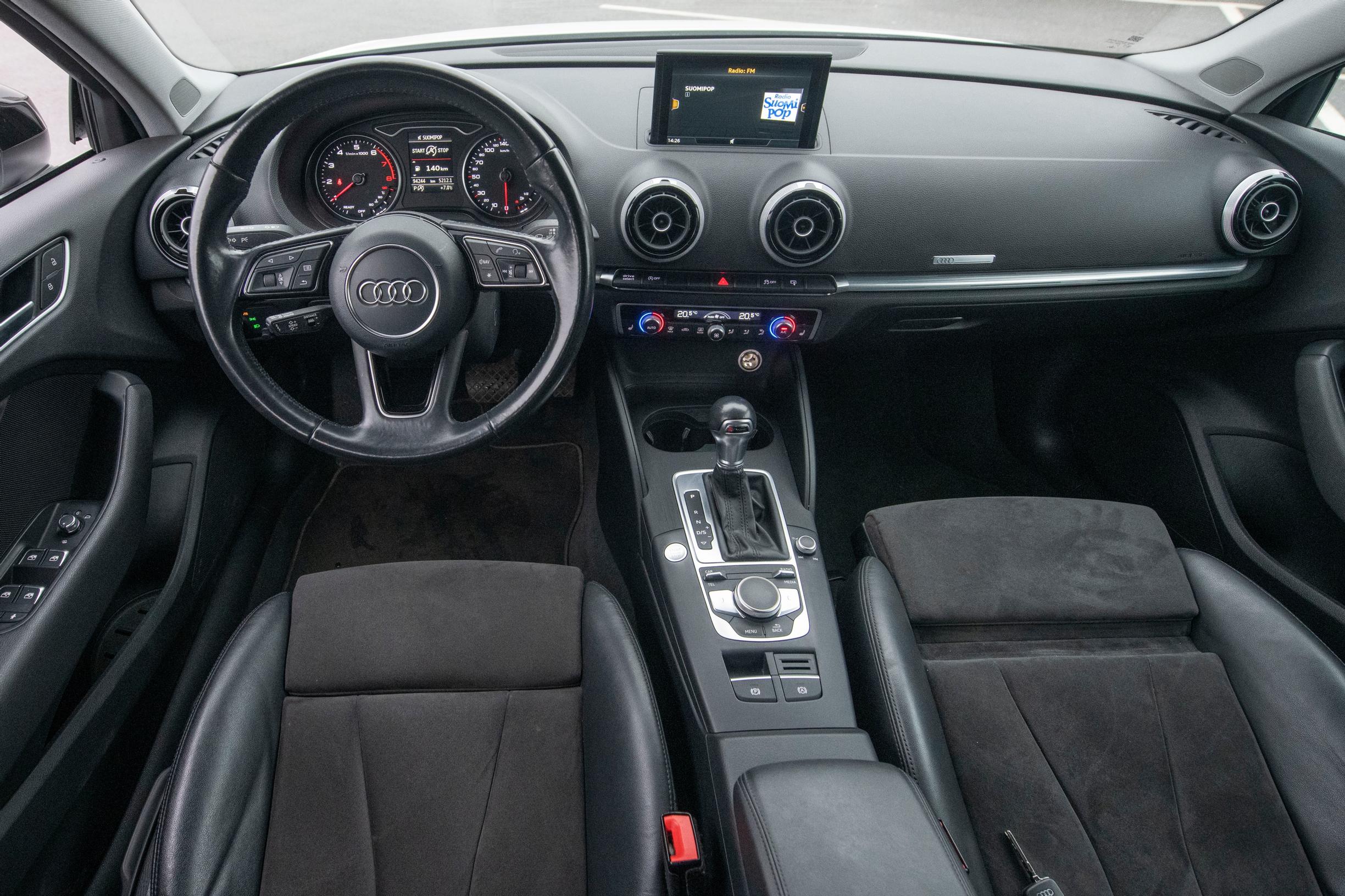 Audi A3 Sedan Business Sport SE 1.0 TFSI S-Tronic ohjaamo
