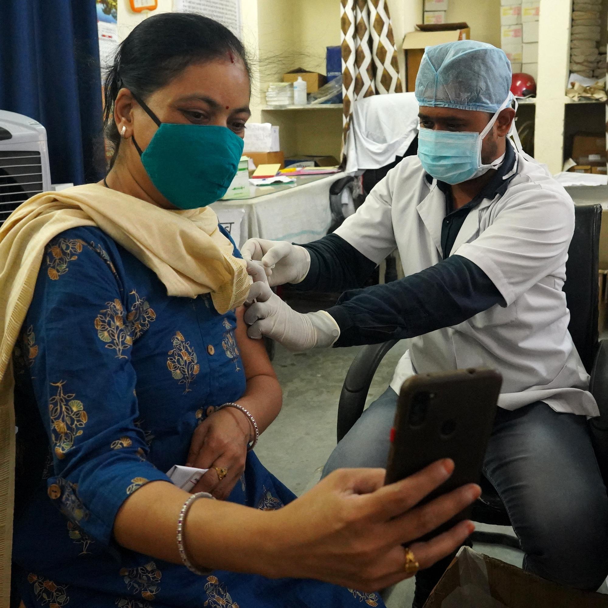 Korona hiipuu aalloissa eri tahtiin maanosa kerrallaan – Kesä laskee tartuntoja, mutta vain kattavat rokotukset voivat pysäyttää pandemian