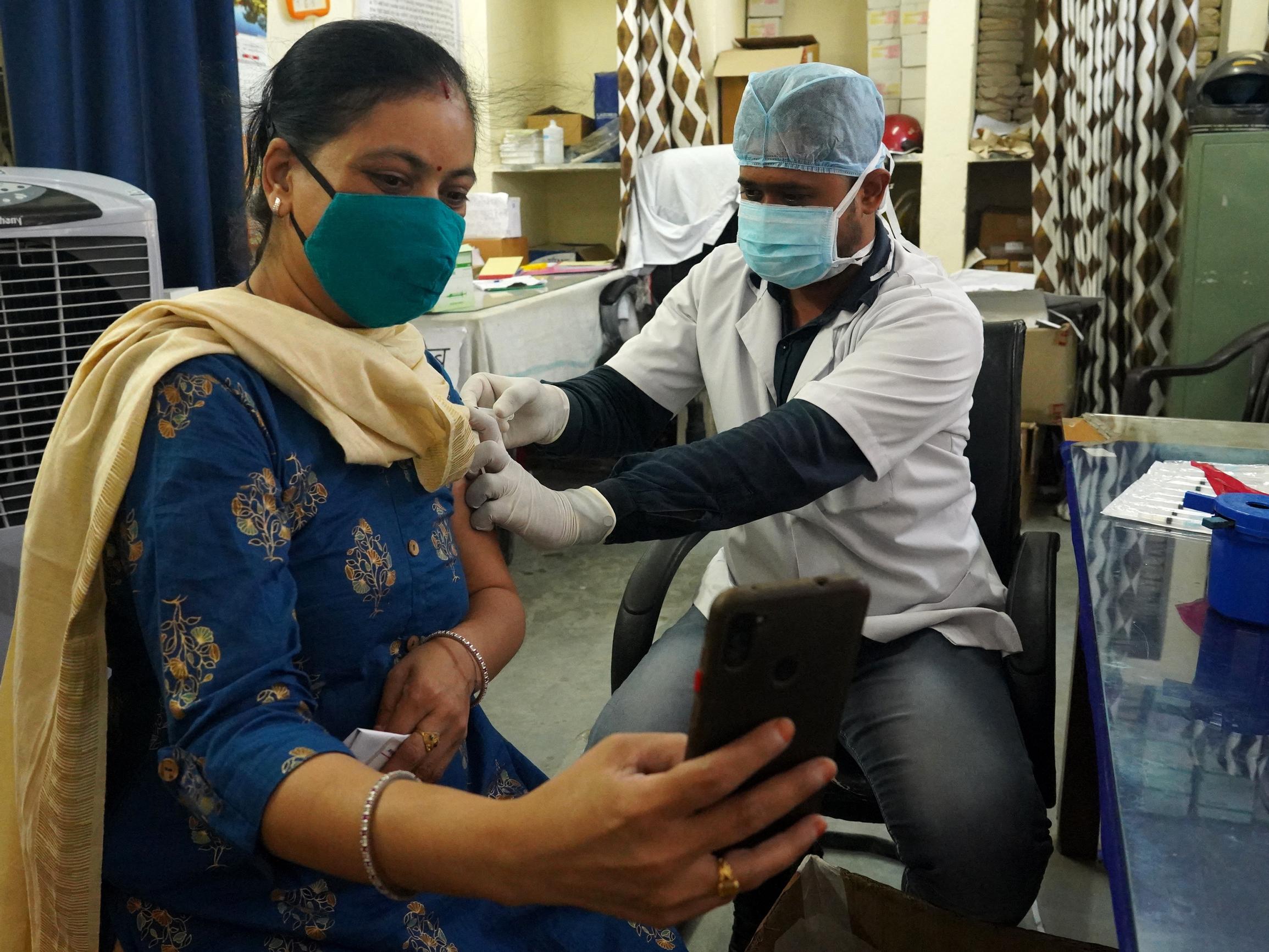 Korona hiipuu aalloissa eri tahtiin maanosa kerrallaan – Kesä laskee tartuntoja, mutta vain kattavat rokotukset voivat pysäyttää pandemian