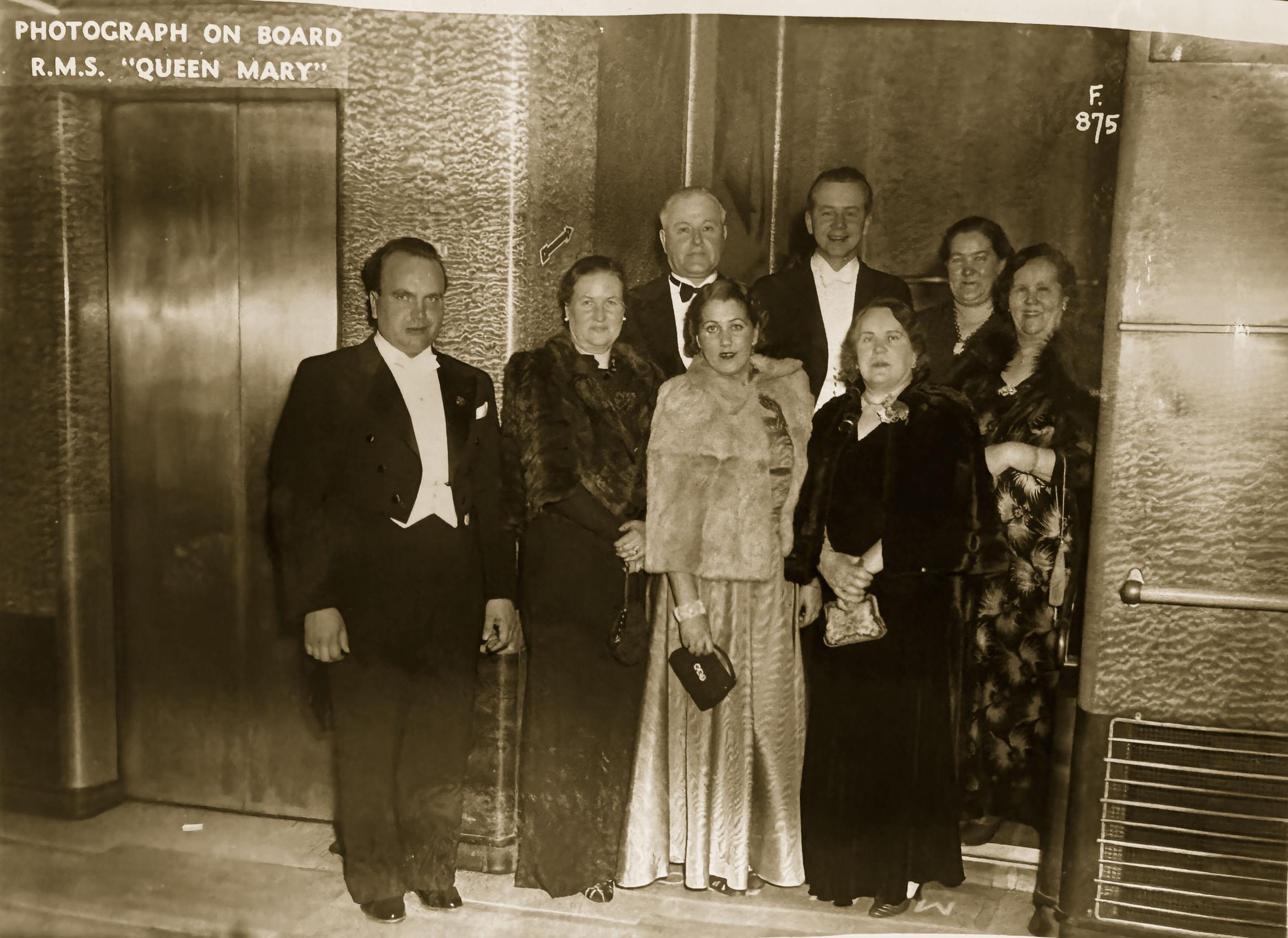 Ulla Raskilla on vuonna 1939 otettu valokuva, jossa hänen isoäitinsä Aune Lipponen (keskellä vaaleassa puvussa) ja isoisoäitinsä Aino Lipponen (takarivissä toinen vasemmalta) ovat matkalla Amerikkaan.