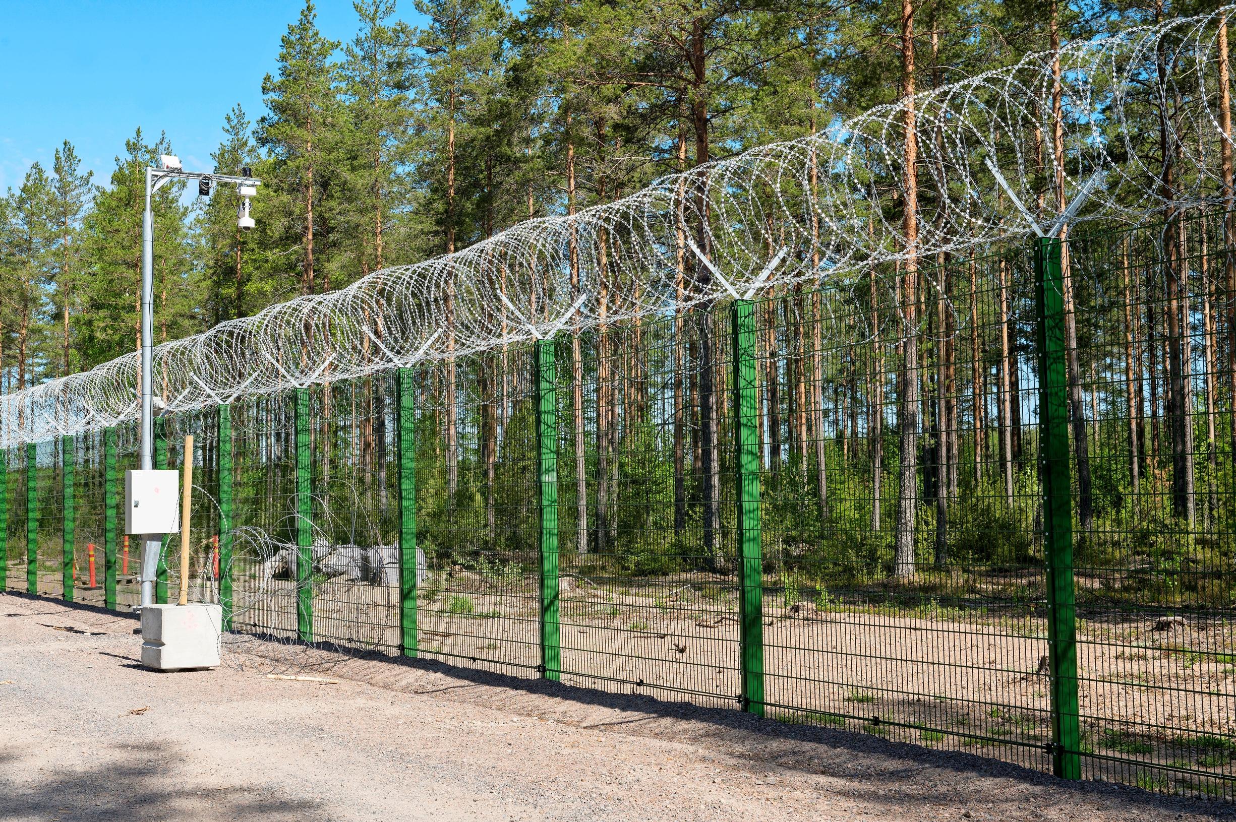 Rajavartijakoulutukseen on nyt tunkua – Tämä valmistuneita odottaa itärajalla ja tällaista aitaa sinne rakennetaan