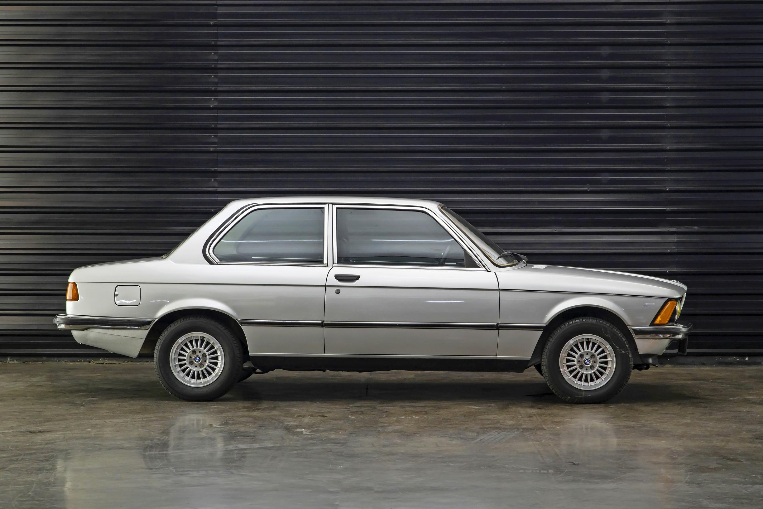 BMW 3-sarja. Originaali Kolmonen on hyvin tyylikäs laite. Sen muotoilu on täysin ajatonta.