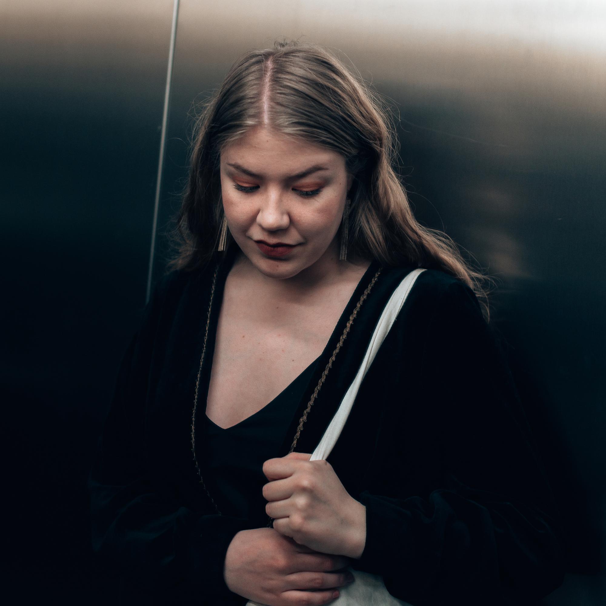 ”Mä olen kirjoittajana parhaimmillani, kun voin kanavoida henkilökohtaisen kautta jotain yleistä kokemusta”, sanoo tuhosta ja toivosta lauluja tekevä Lyyti