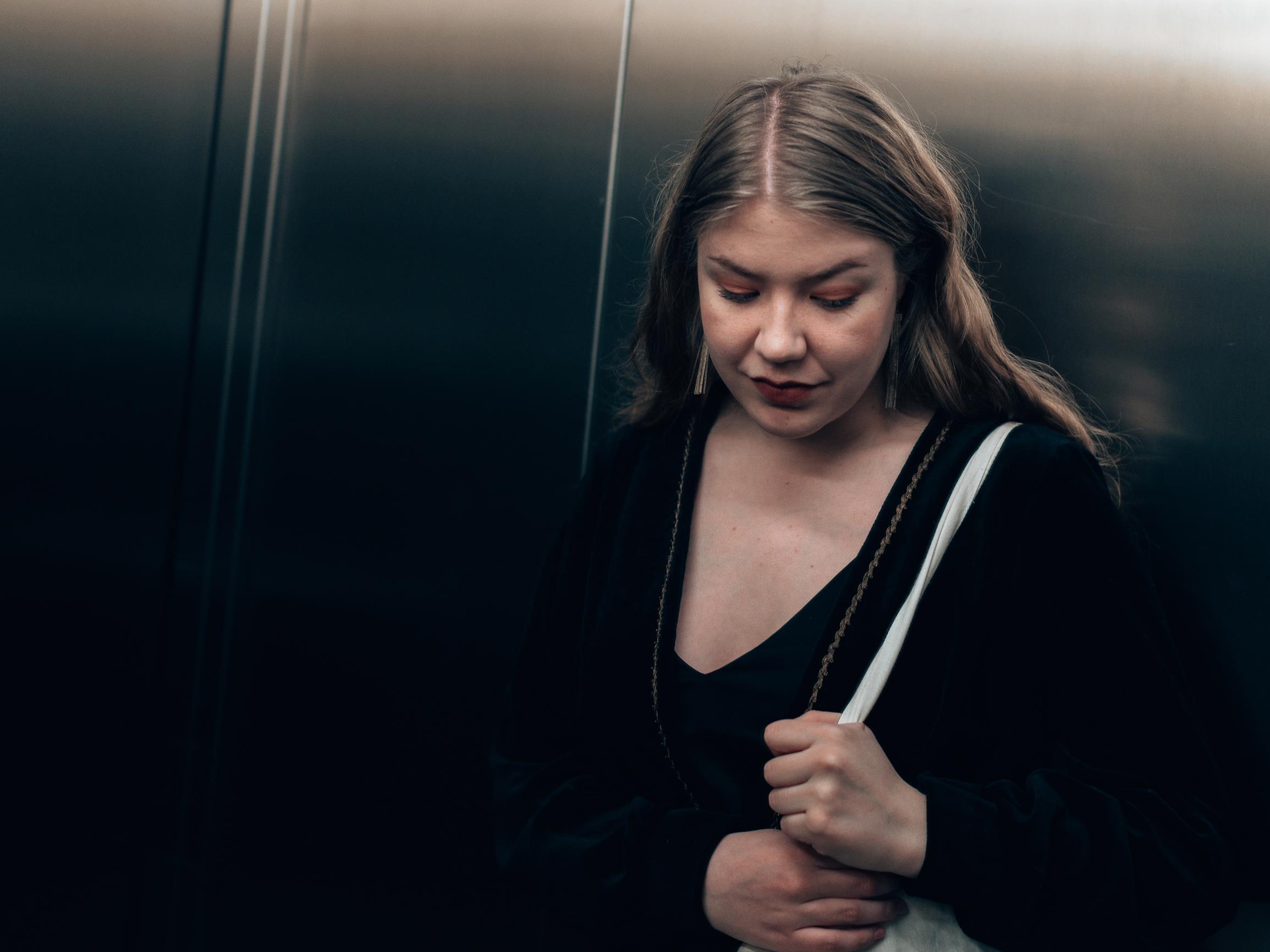 ”Mä olen kirjoittajana parhaimmillani, kun voin kanavoida henkilökohtaisen kautta jotain yleistä kokemusta”, sanoo tuhosta ja toivosta lauluja tekevä Lyyti