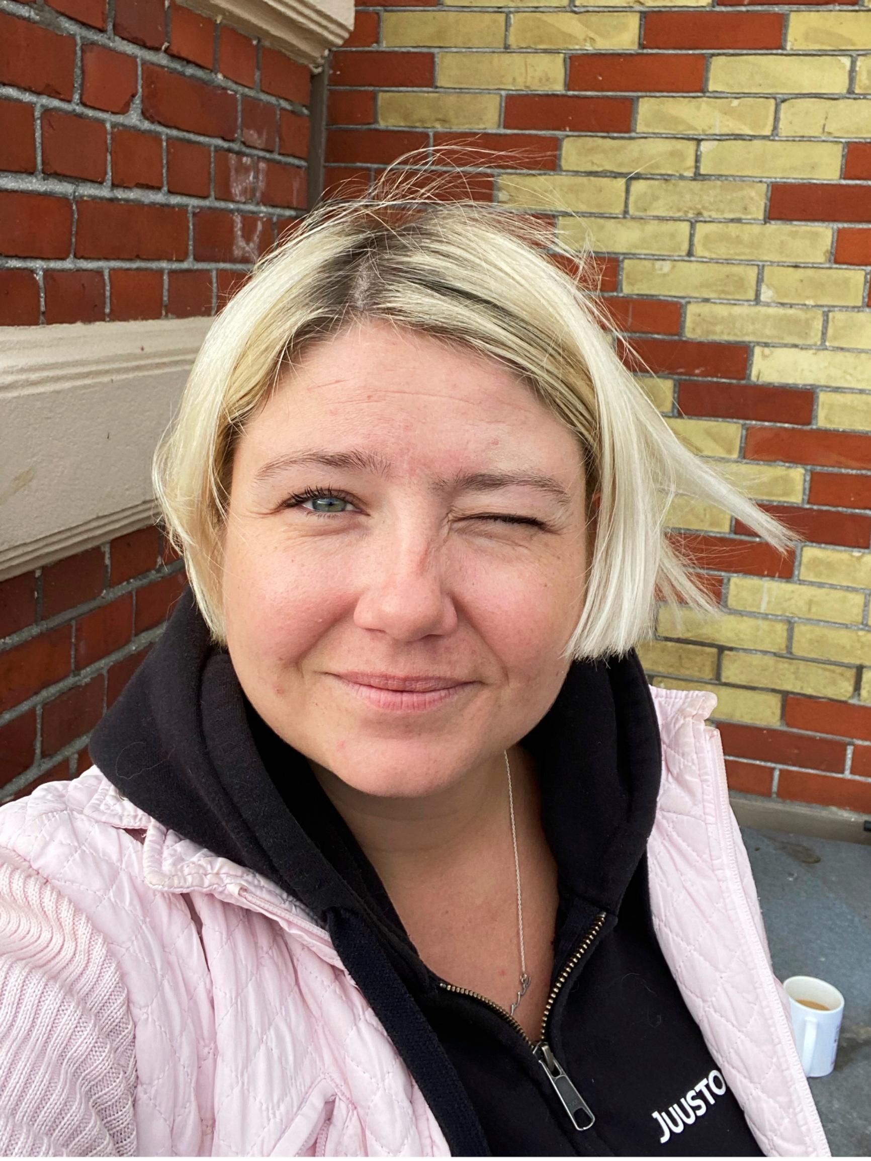 Juustokauppias Laura Salonen uskoo positiivisuuden voimaan: ”Suruja voi työntää hiljalleen pois nostamalla pöydälle yhden pienen ilon kerrallaan”