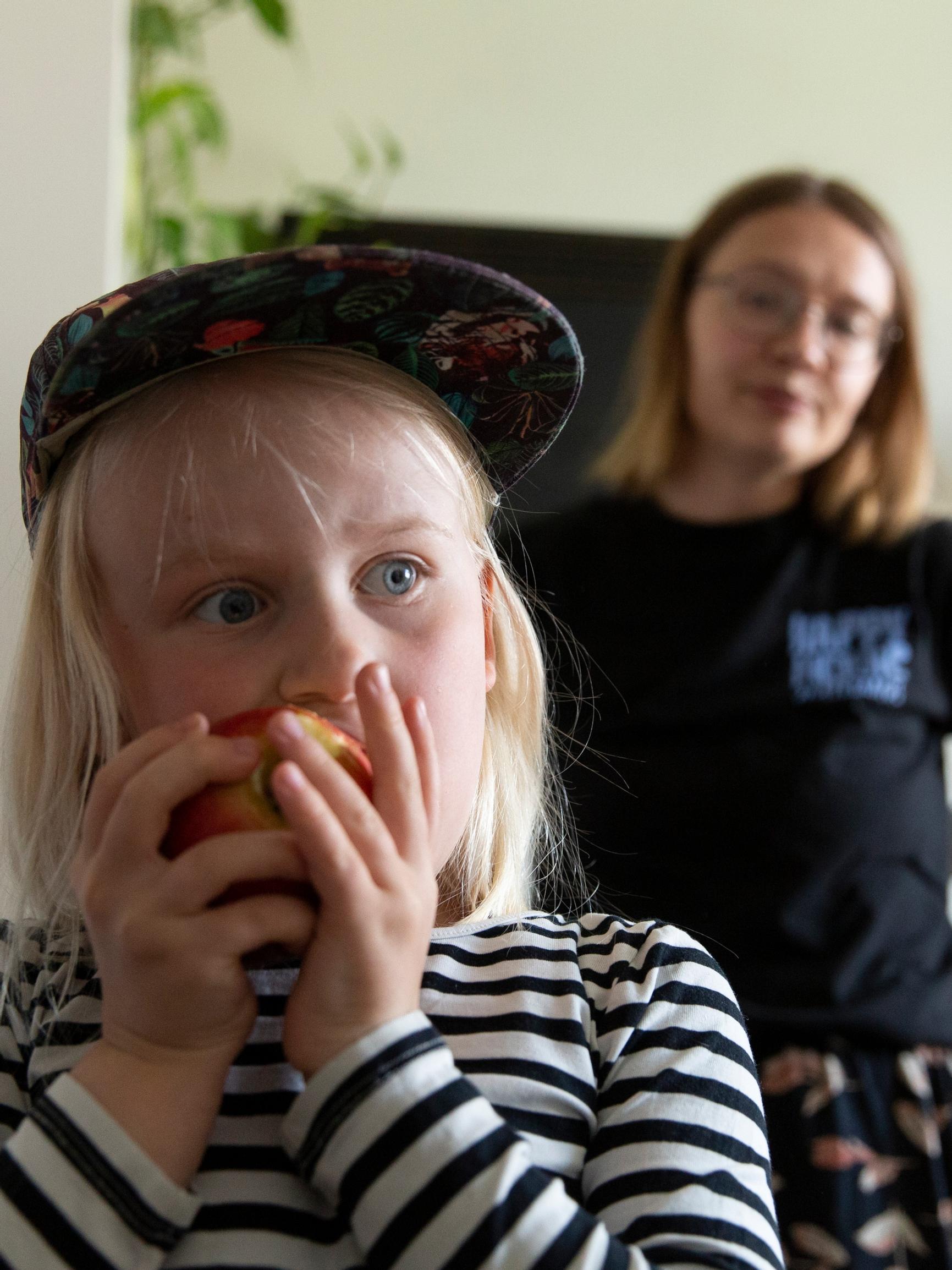 Haluaisiko lapsi tappaa ja syödä kadulla näkemänsä ihanan koiran? saattaa Saija Tirkkonen kysyä – Näin ilmastokriisi muuttaa vanhemmuutta