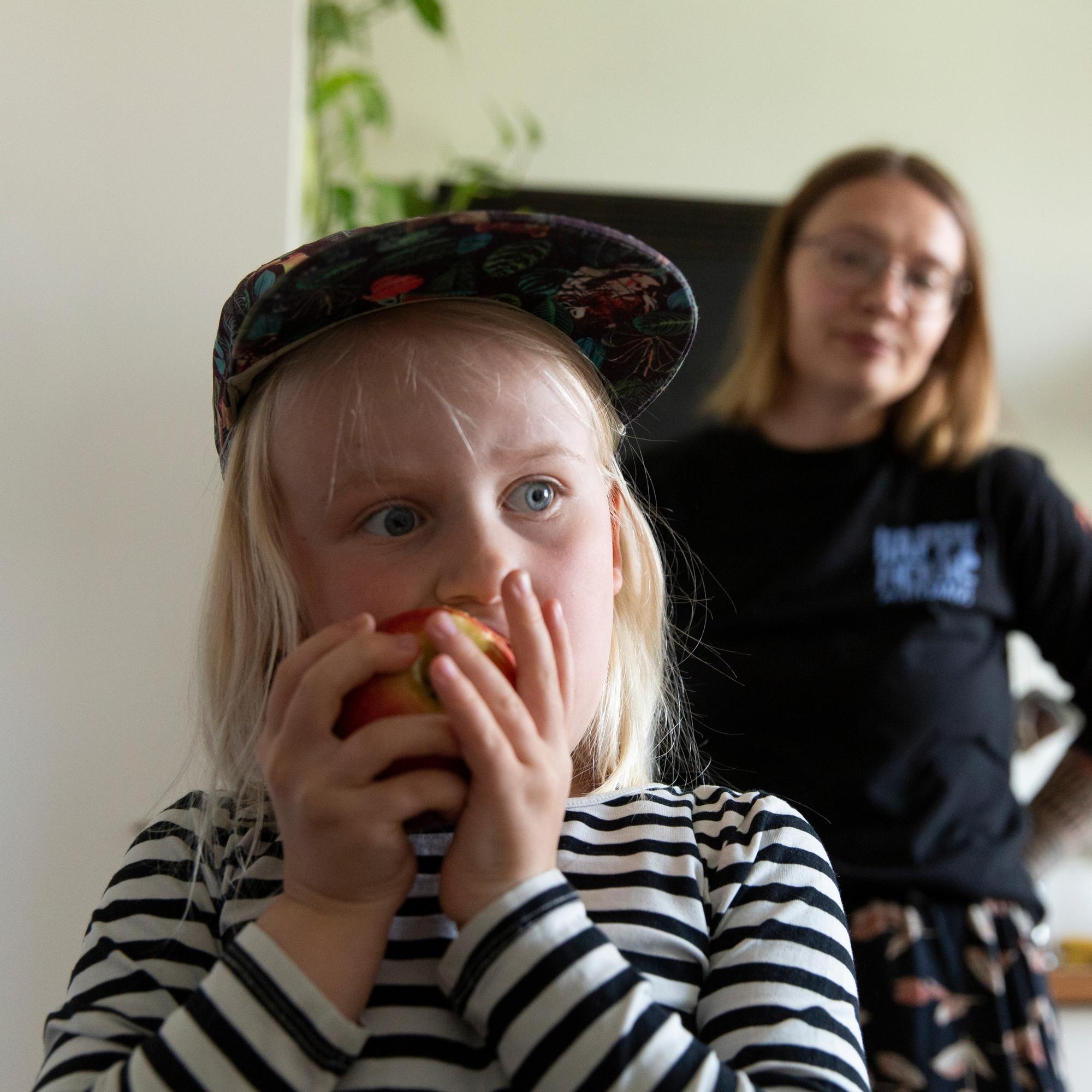 Haluaisiko lapsi tappaa ja syödä kadulla näkemänsä ihanan koiran? saattaa Saija Tirkkonen kysyä – Näin ilmastokriisi muuttaa vanhemmuutta