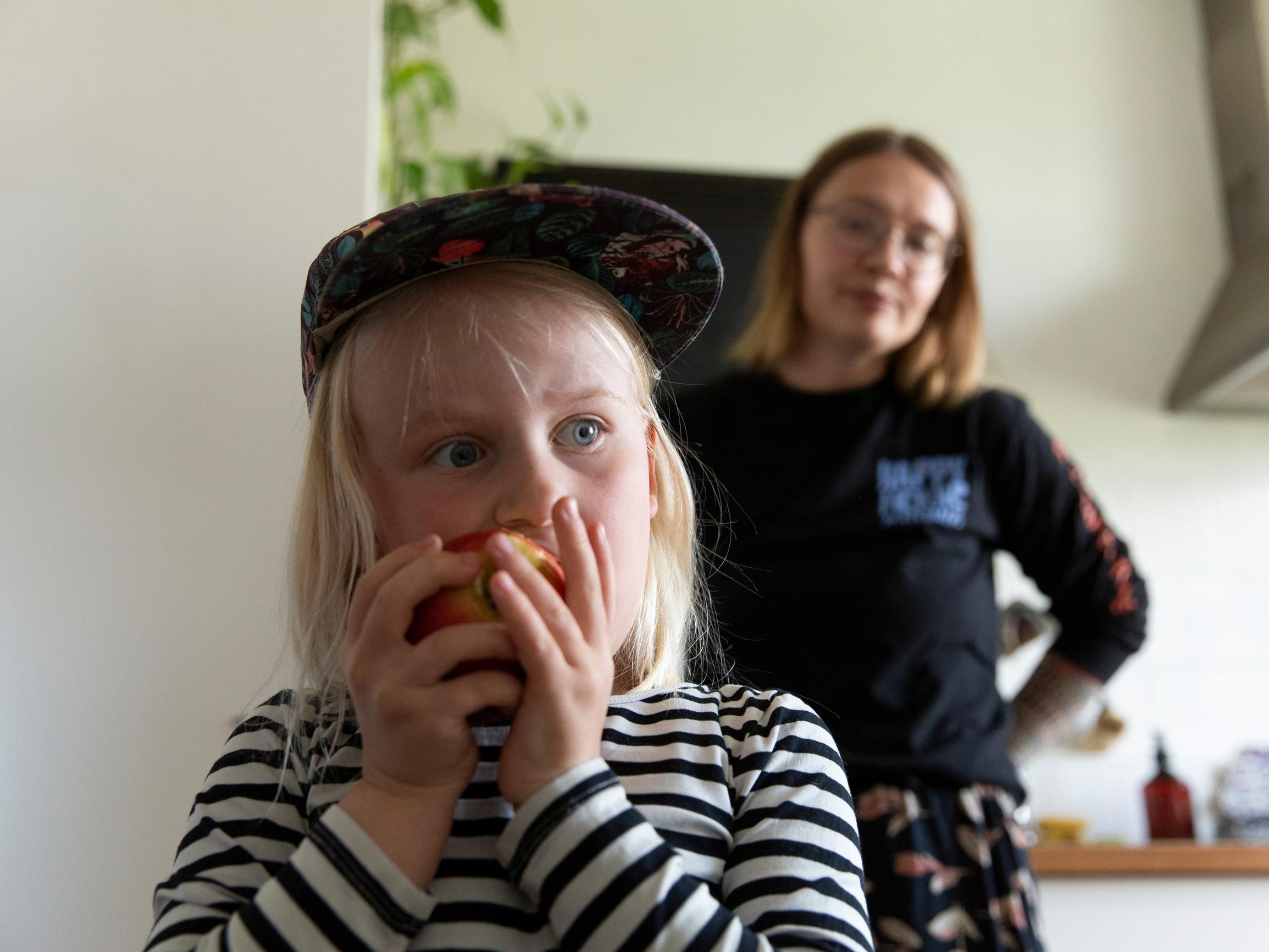 Haluaisiko lapsi tappaa ja syödä kadulla näkemänsä ihanan koiran? saattaa Saija Tirkkonen kysyä – Näin ilmastokriisi muuttaa vanhemmuutta