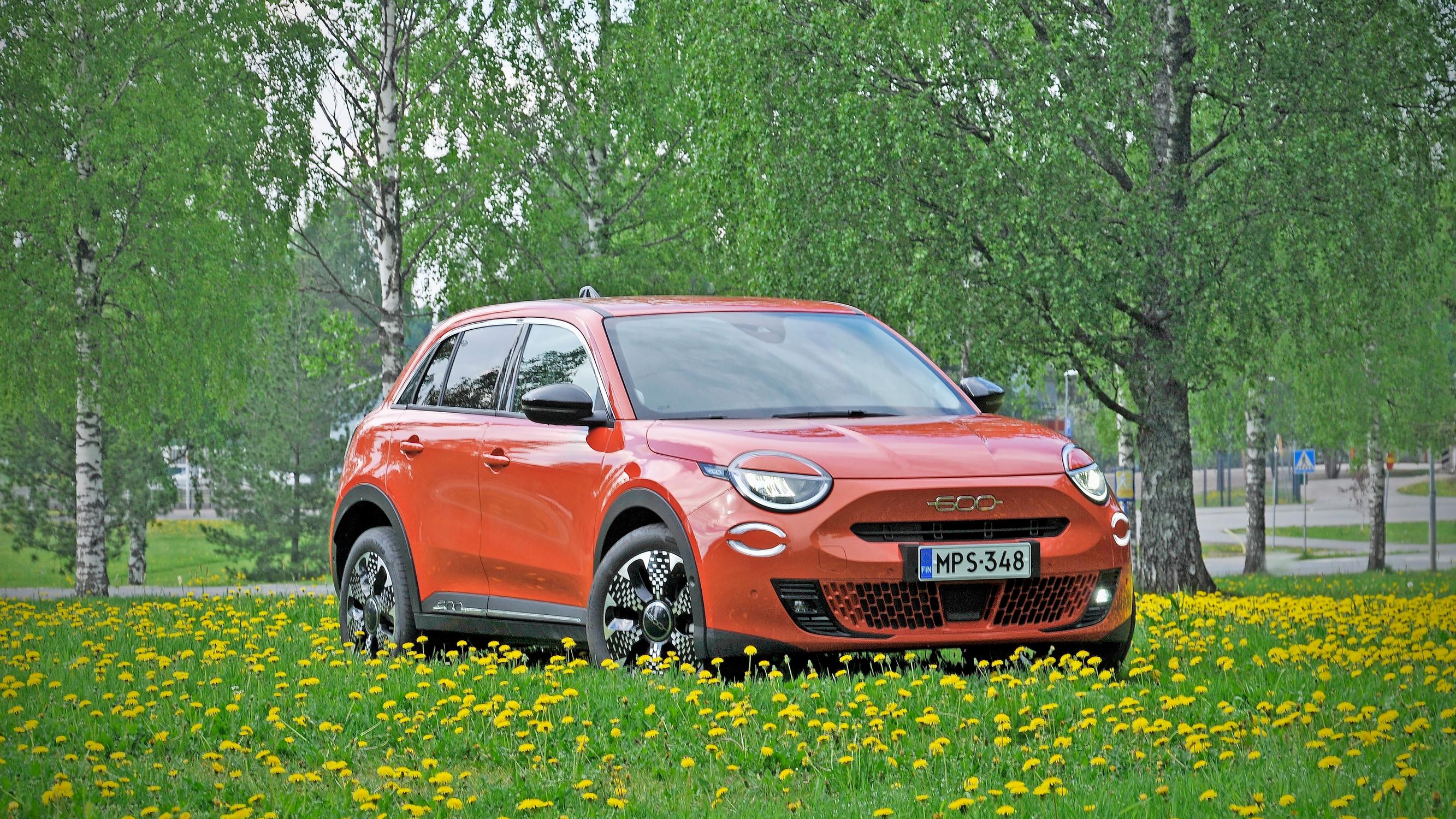 Fiat 600E tarjoaa dolce vitan sijaan väriterapiaa – Kiitämme pontevaa sport-moodia ja erinomaista kulutuslukemaa