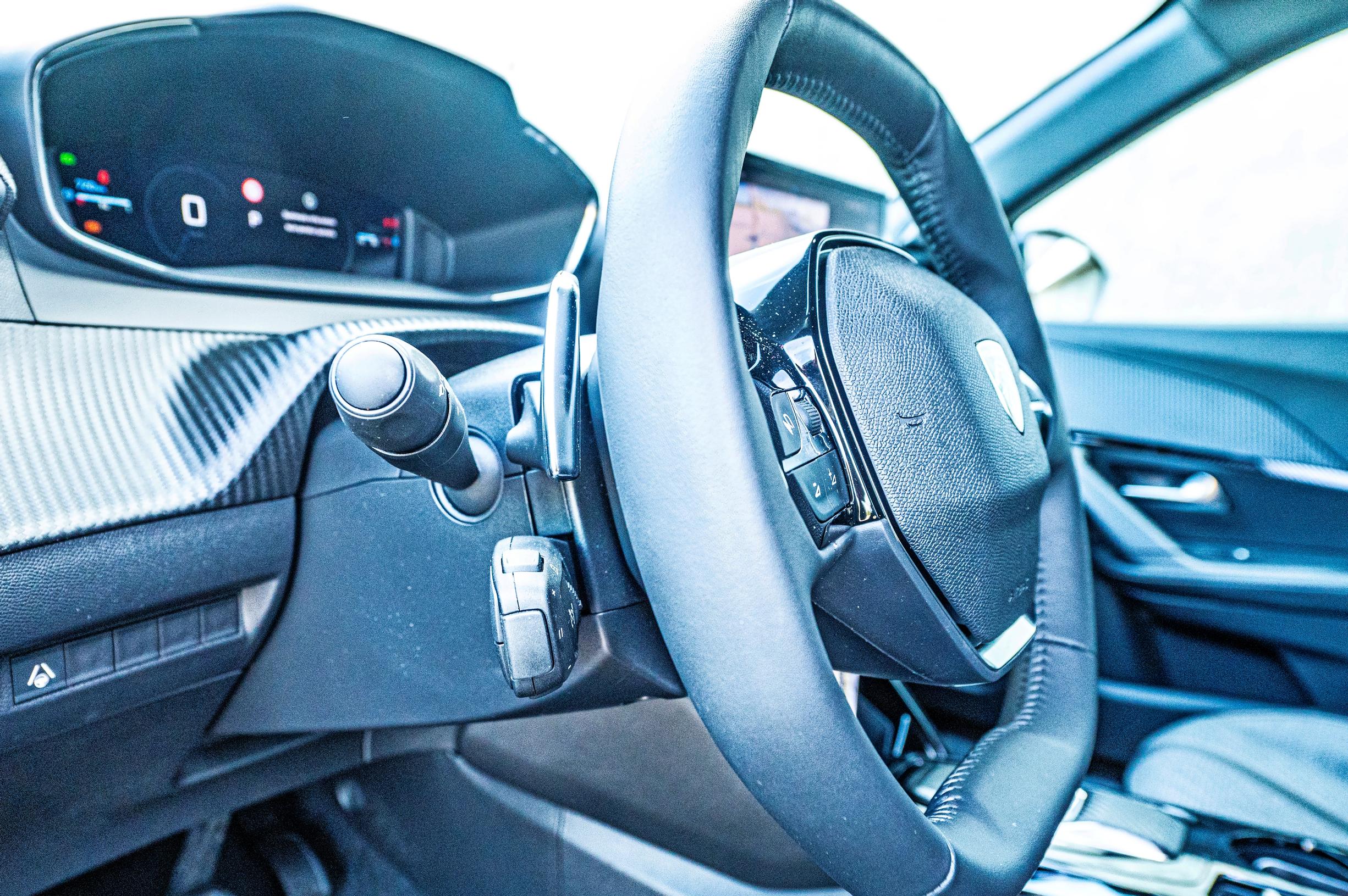 Peugeot 2008:n vakionopeudensäätimen käyttö on hieman hankalaa, sillä se on vanhan liiton malliin piilossa ratin takana. Toki tähänkin tottuu.
