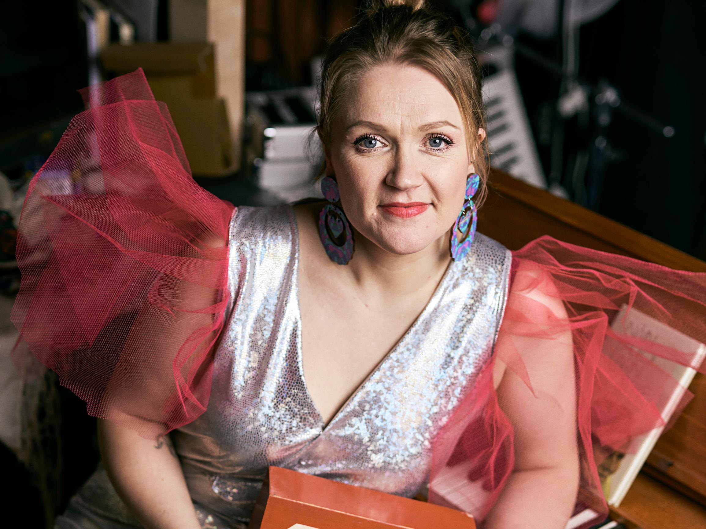 Kantele kapsäkissä: Maija Kauhanen on artisti, jolla riittää jatkuvasti keikkoja eri puolilla maailmaa