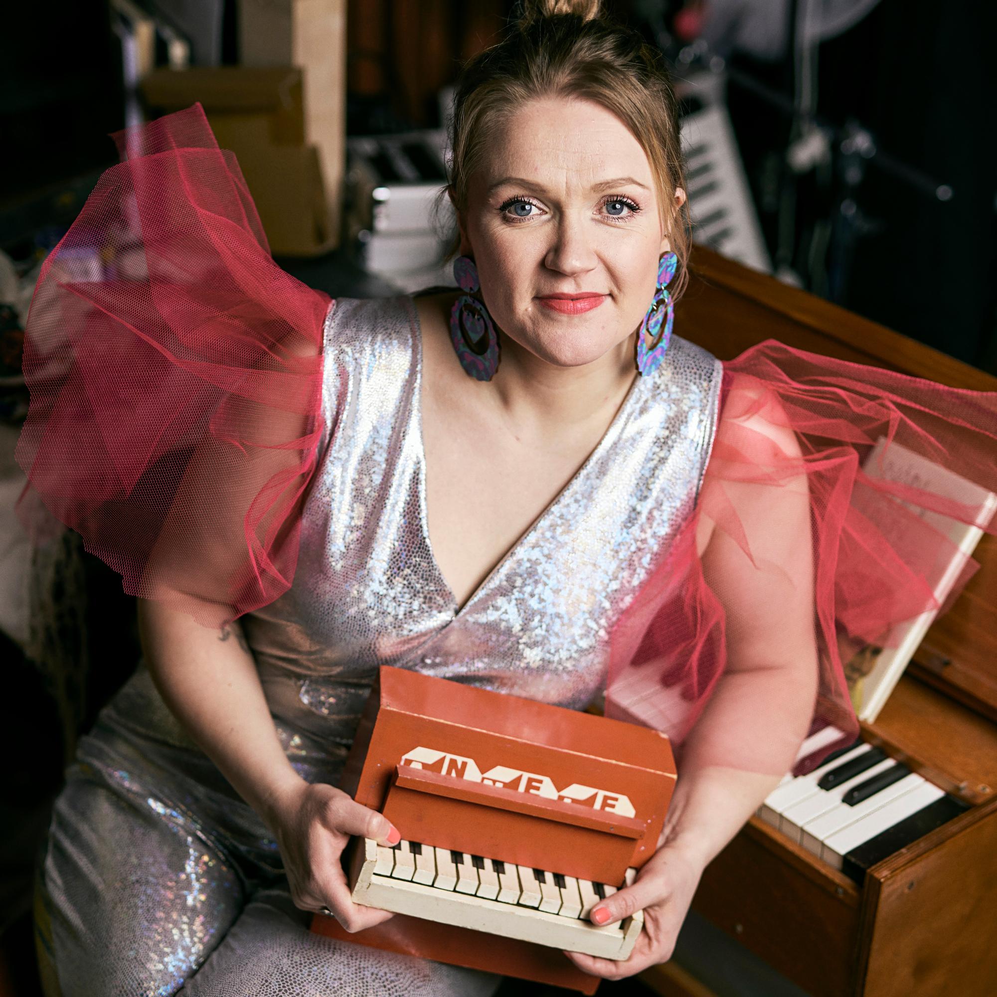 Kantele kapsäkissä: Maija Kauhanen on artisti, jolla riittää jatkuvasti keikkoja eri puolilla maailmaa