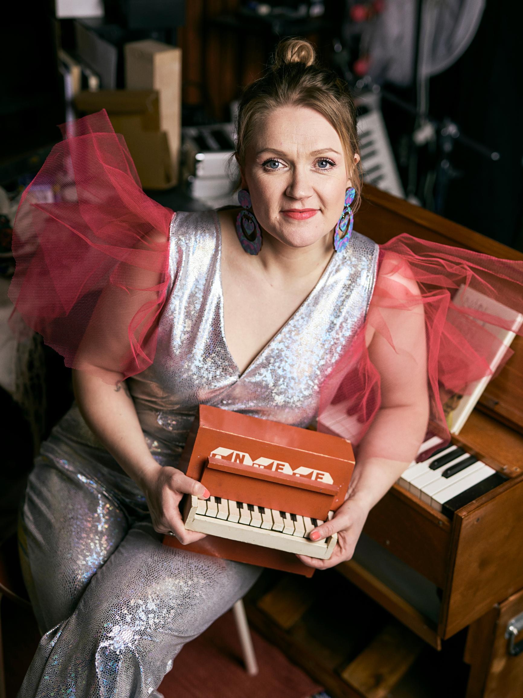 Kantele kapsäkissä: Maija Kauhanen on artisti, jolla riittää jatkuvasti keikkoja eri puolilla maailmaa