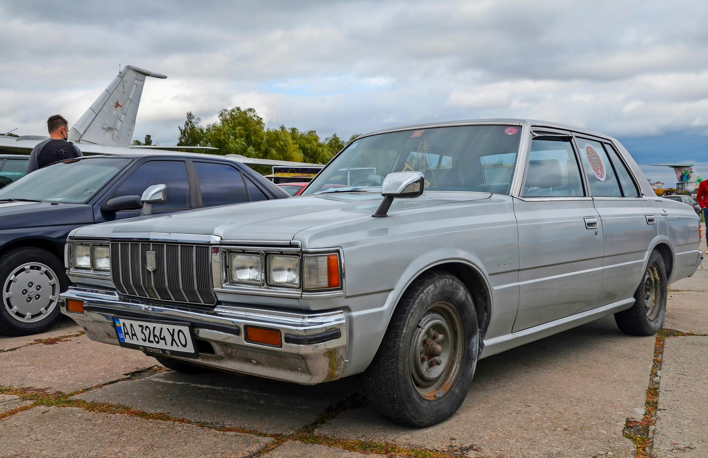 Toyota Crown. Crown on Tokiossa erittäin suosittu taksiauto. Tässä ollaan kuitenkin Kiovassa.