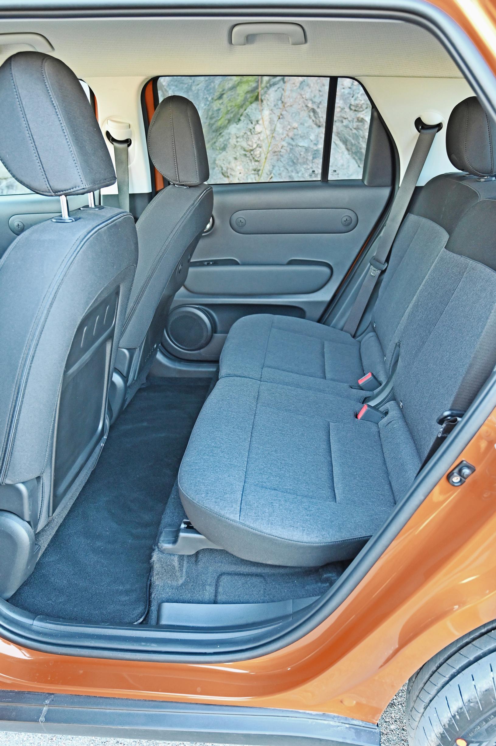 Hyundai Insterin takatilat ovat vain kahdelle, mutta jalka- ja pääntilaa on tähän kokoluokkaan hämmästyttävän paljon.