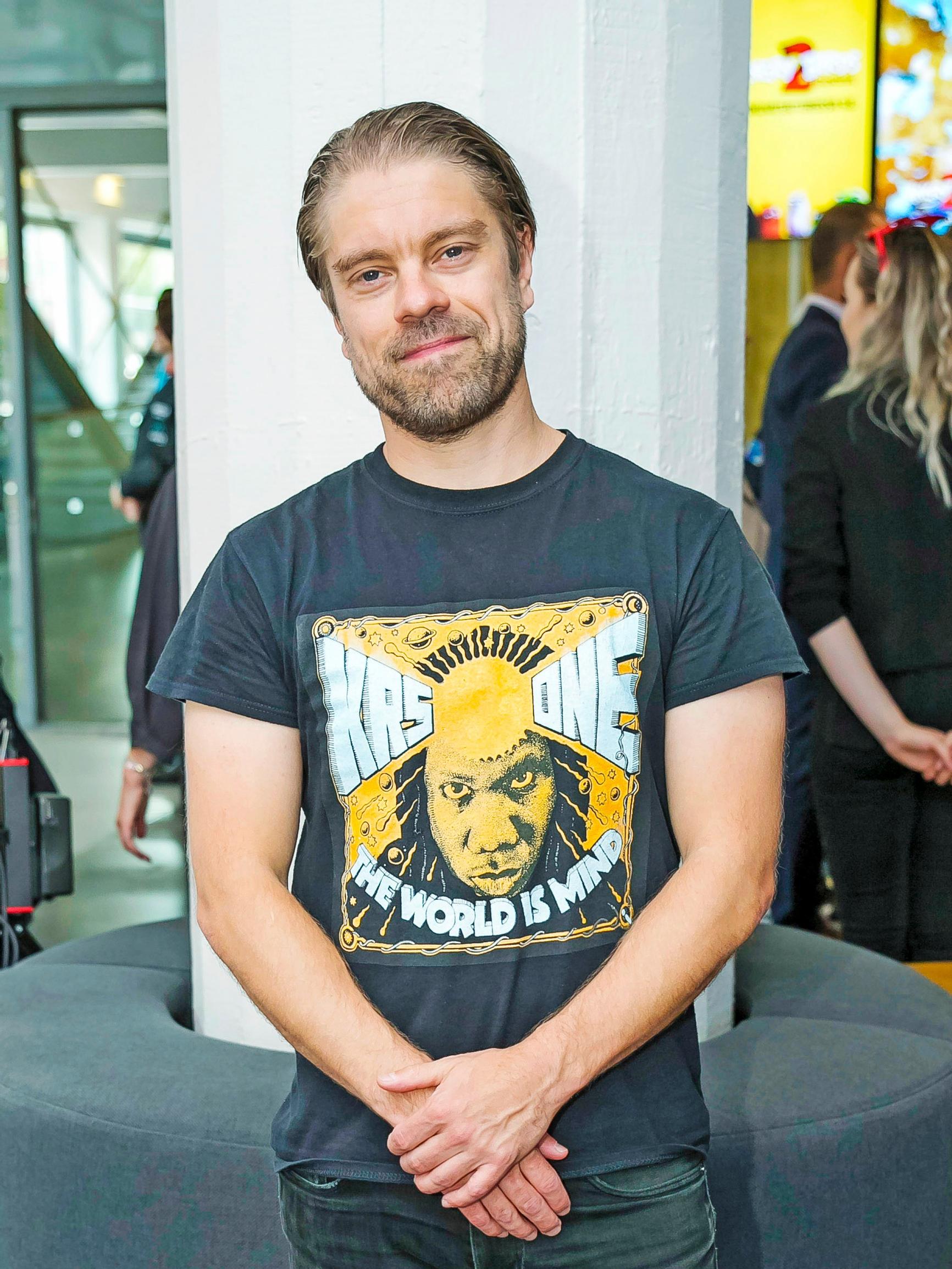 Joonas Saartamo tutki sodassa palvellutta ukkiaan – löysi juuret omaan vihaansa: ”Hiljaisuus ja tabut ovat tiedostamatta kulkeutuneet minuunkin”