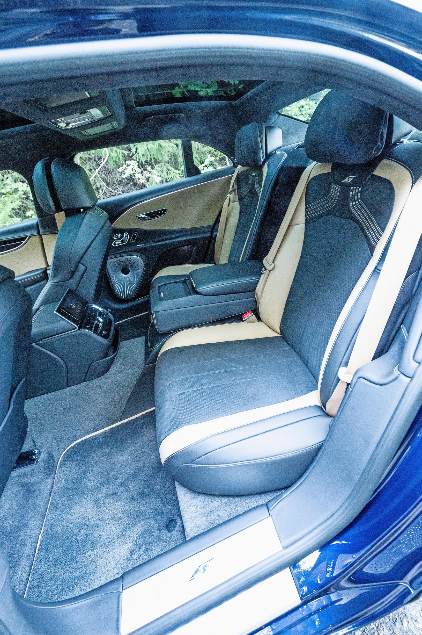 Bentley Flying Spur Hybridin sisustuksen voi rakentaa 15 erilaisen nahkavaihtoehdon ja kahdeksan eri puuviilutyypin ympärille.
