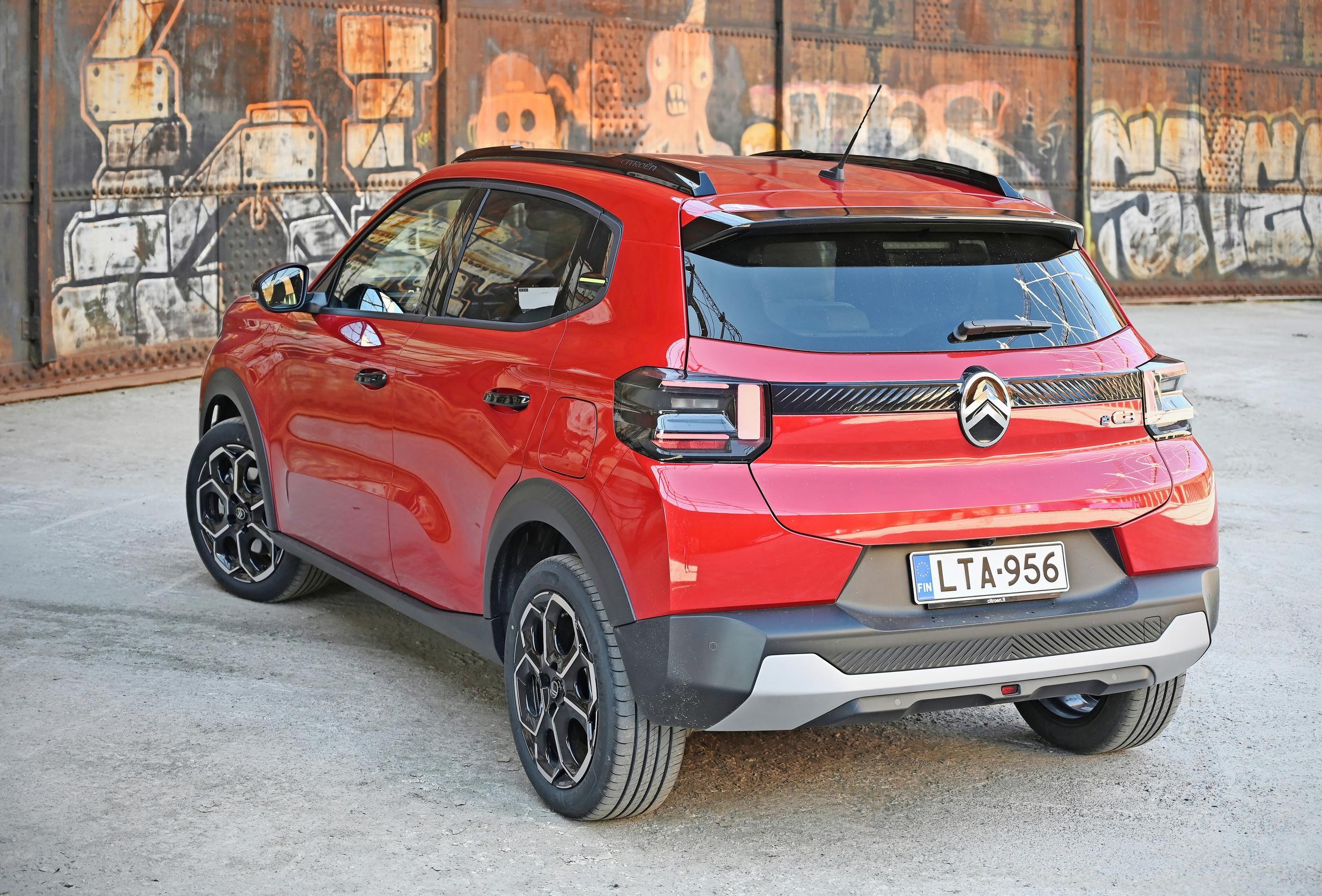 Citroën ë-C3 istuu ennen kaikkea kaupunkiajoihin, mutta kääntöympyrä ei silti ole erityisen pieni. Ohjaus on pienissä nopeuksissa tuntumaltaan kepeä, tarvittaessa vastettakin hieman löytyy.