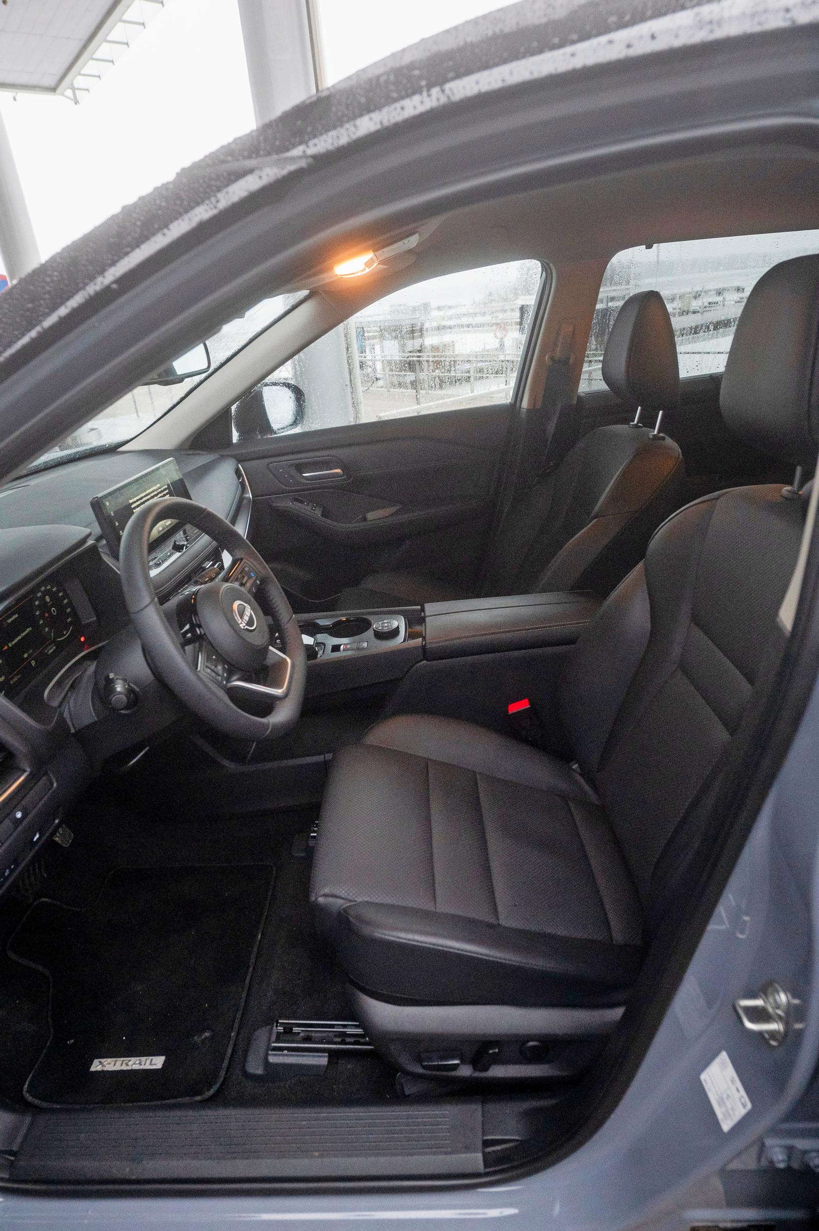 Nissan X-Trail e-Powerin etupenkillä on avara tunnelma. Kookkaat istuimet ovat mukavat.