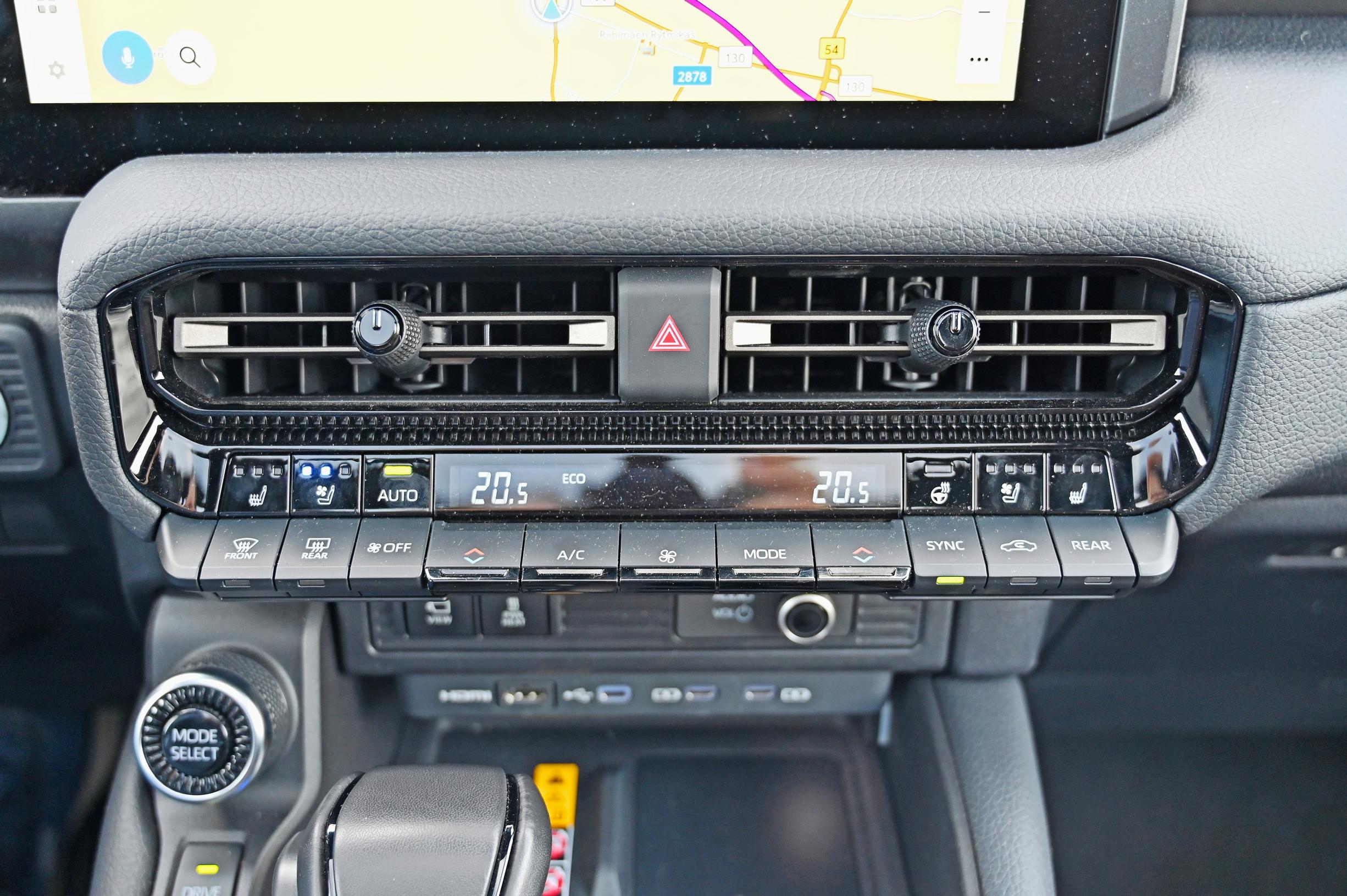 Uuden Toyota Land Cruiserin mukava määrä painikkeita ja kiertosäätimiä helpottaa esimerkiksi ilmastoinnin käyttöä.