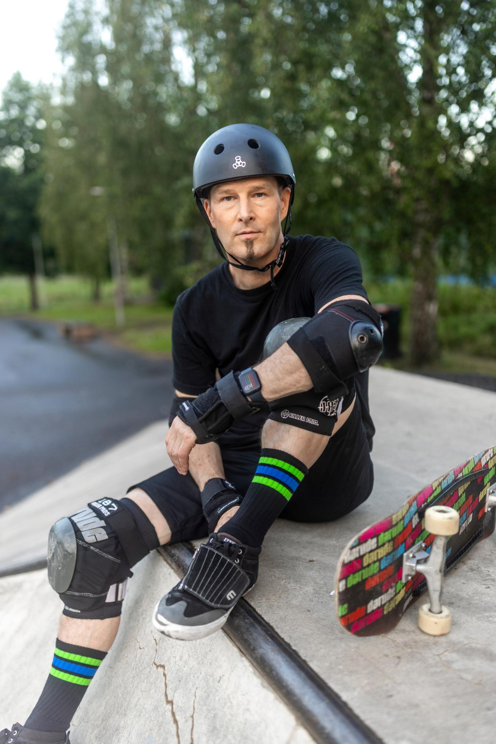 Darude, alias Ville Virtanen skeittasi nuorena paljon. Sitten harrastus vain unohtui, kunnes hän palasi pari vuosikymmentä myöhemmin taas rullalaudan päälle.