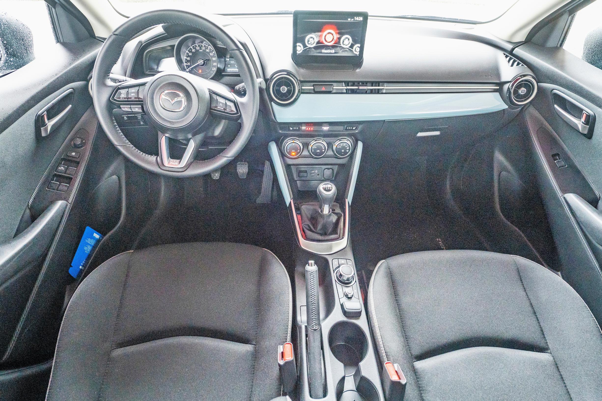 Mazda 2:n ohjaamo on analoginen ja toimiva.