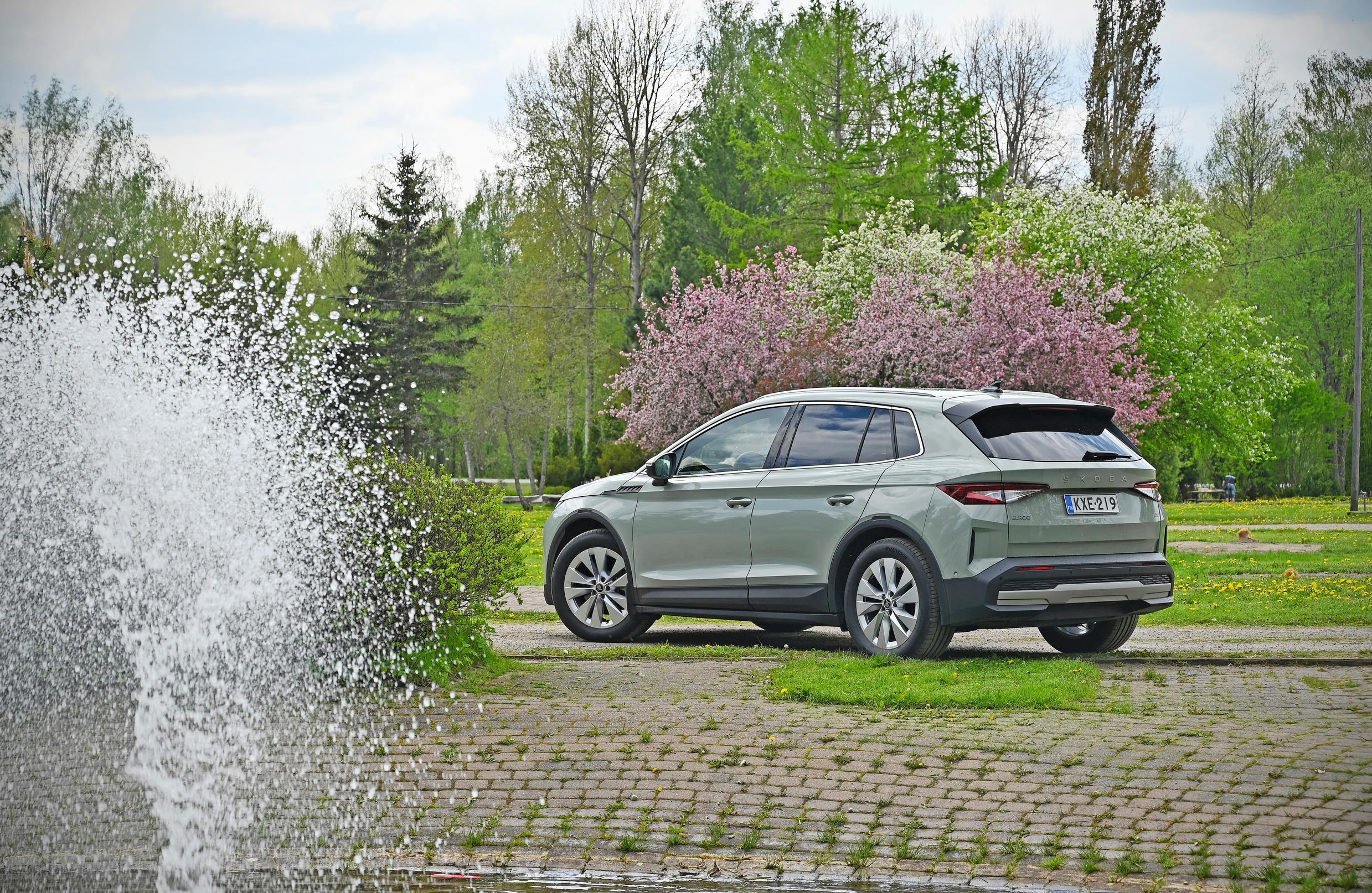 Skoda Elroq 85 Stylen ajettavuus on taattua ja tasalaatuista. Elroq on matkustusmukavuuden osalta eleettömän tasainen ja pätevä suorittaja, jossa matka taittuu miellyttävästi. Terävätkään kuopat ja patit eivät aiheuta alustalle ongelmia.