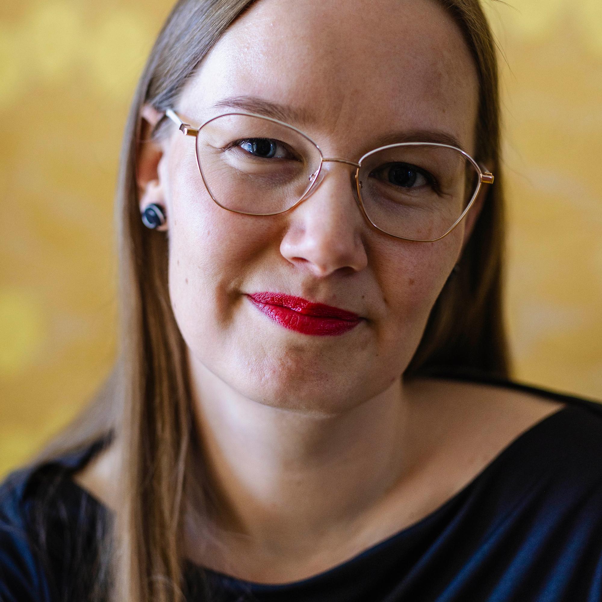 Tuttu poika raiskasi sammuneen Pirjon kotibileissä, mutta tämä ei tehnyt rikosilmoitusta – 20 vuotta myöhemmin Pirjo päätti, ettei häpeä kuulu hänelle