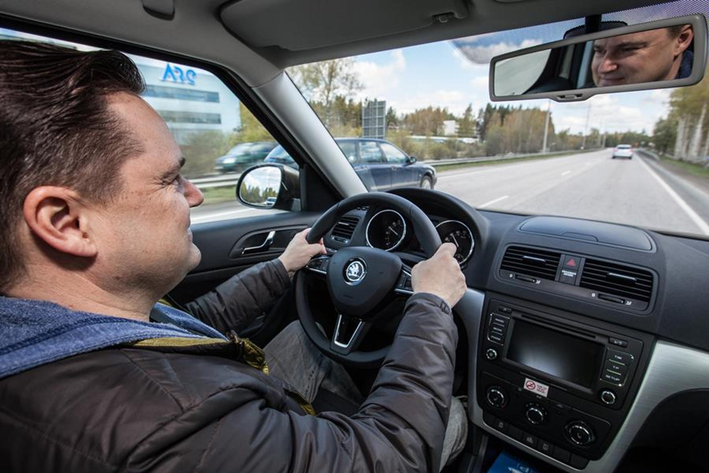 Puskurissa roikkuvat autoilijat ärsyttävät – kaikkia ei turvaväli kiinnosta