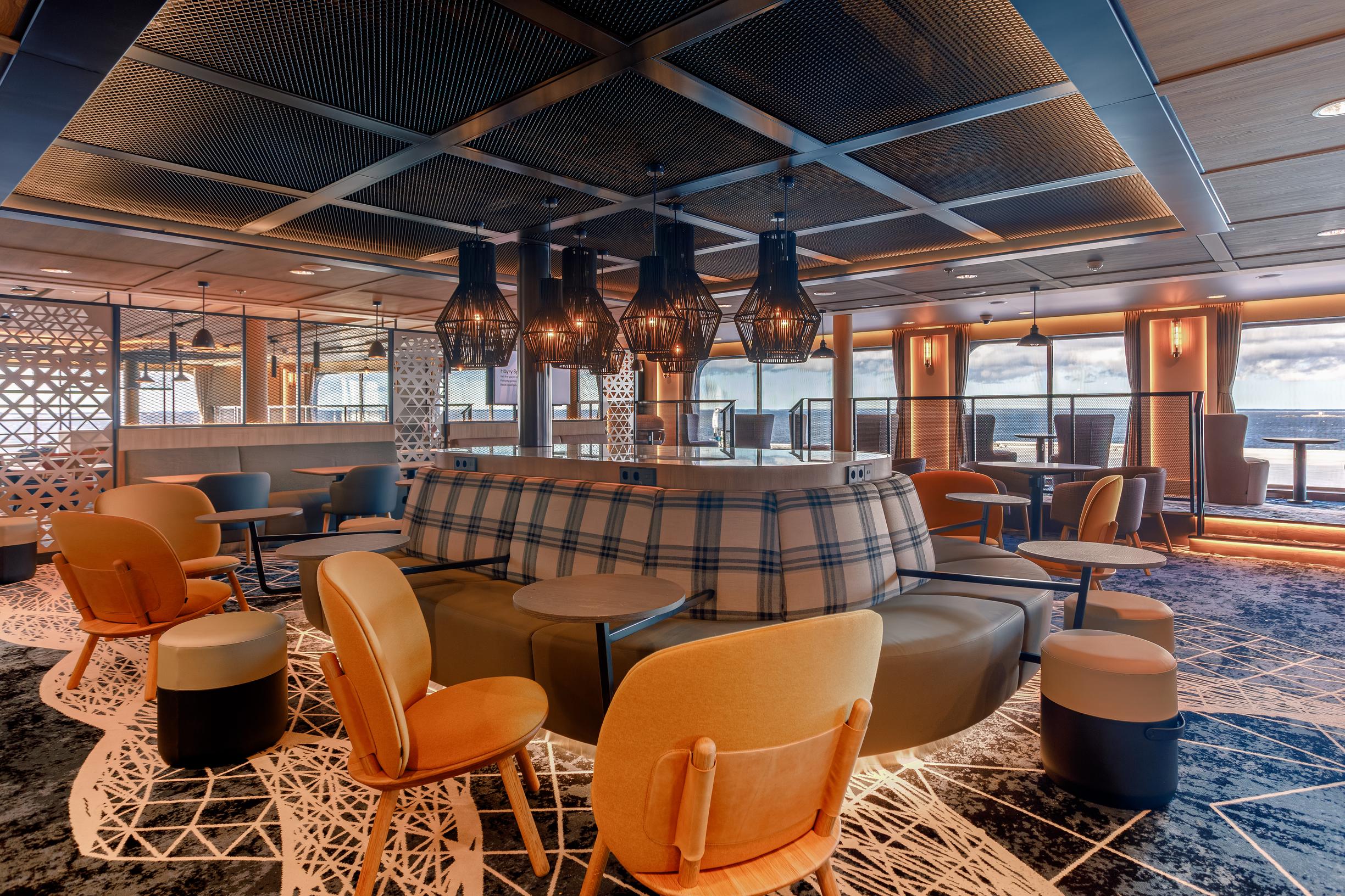 Finnsirius-risteilijän Fisherman´s Bistrossa yhdistyvät ravintola, baari ja kahvila avarilla näkymillä.