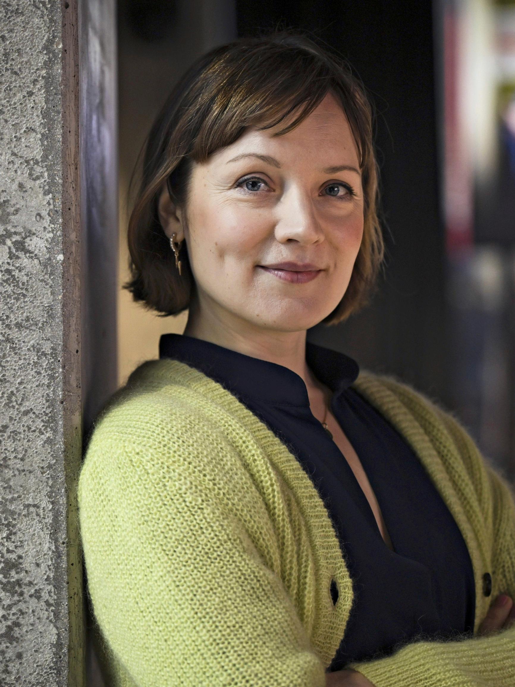 Näyttelijä Elena Leeve: ”Olen puhelinaddikti – Nyt kaikki vyöryy puhelimesta sänkyyn asti, mutta yritän rauhoittaa illat ennen nukkumaanmenoa”
