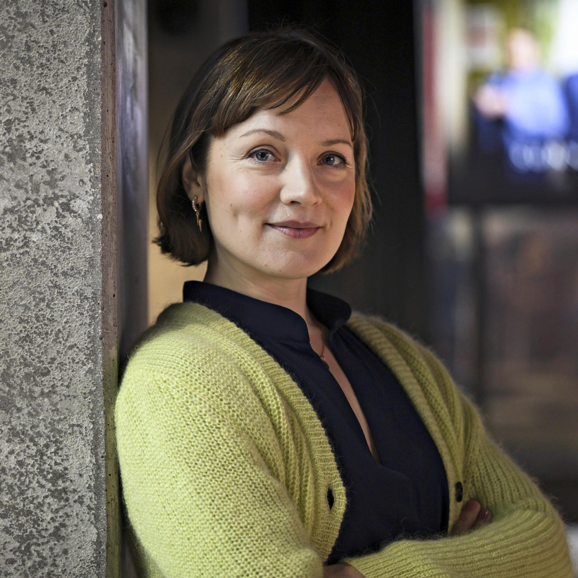 Näyttelijä Elena Leeve: ”Olen puhelinaddikti – Nyt kaikki vyöryy puhelimesta sänkyyn asti, mutta yritän rauhoittaa illat ennen nukkumaanmenoa”