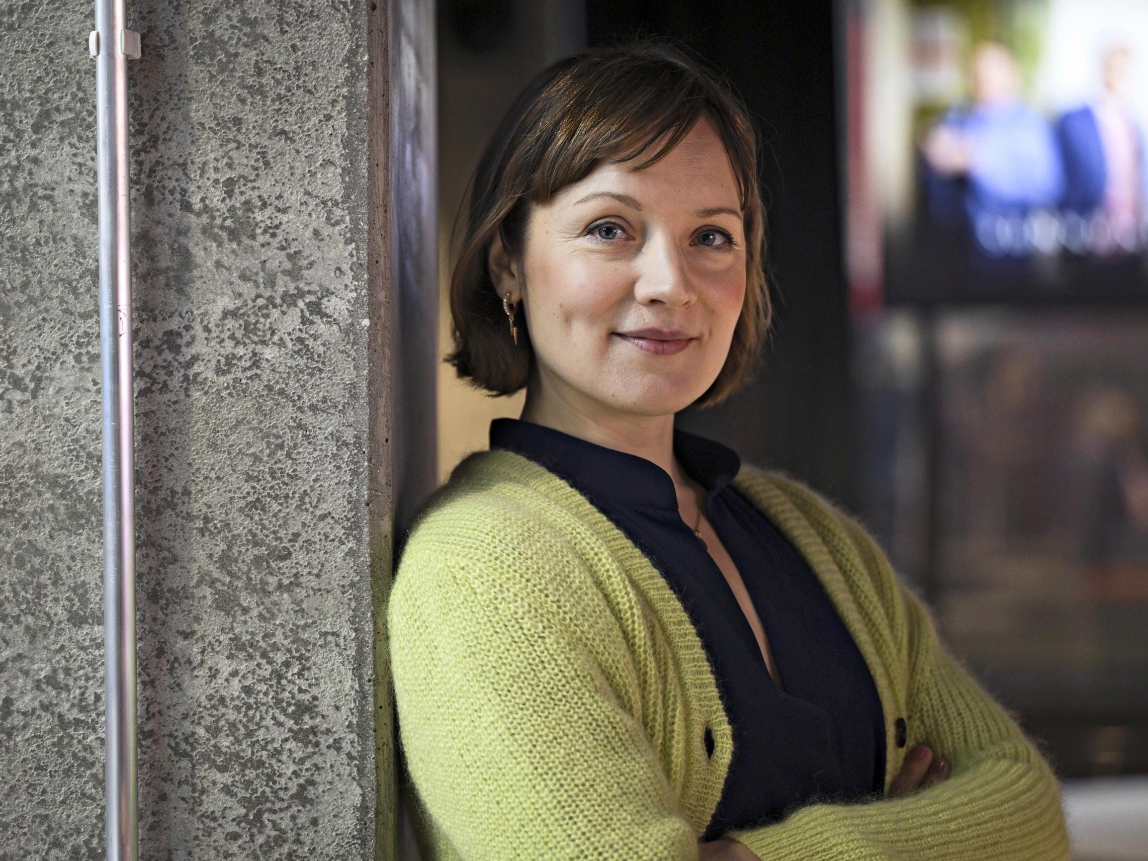 Näyttelijä Elena Leeve: ”Olen puhelinaddikti – Nyt kaikki vyöryy puhelimesta sänkyyn asti, mutta yritän rauhoittaa illat ennen nukkumaanmenoa”