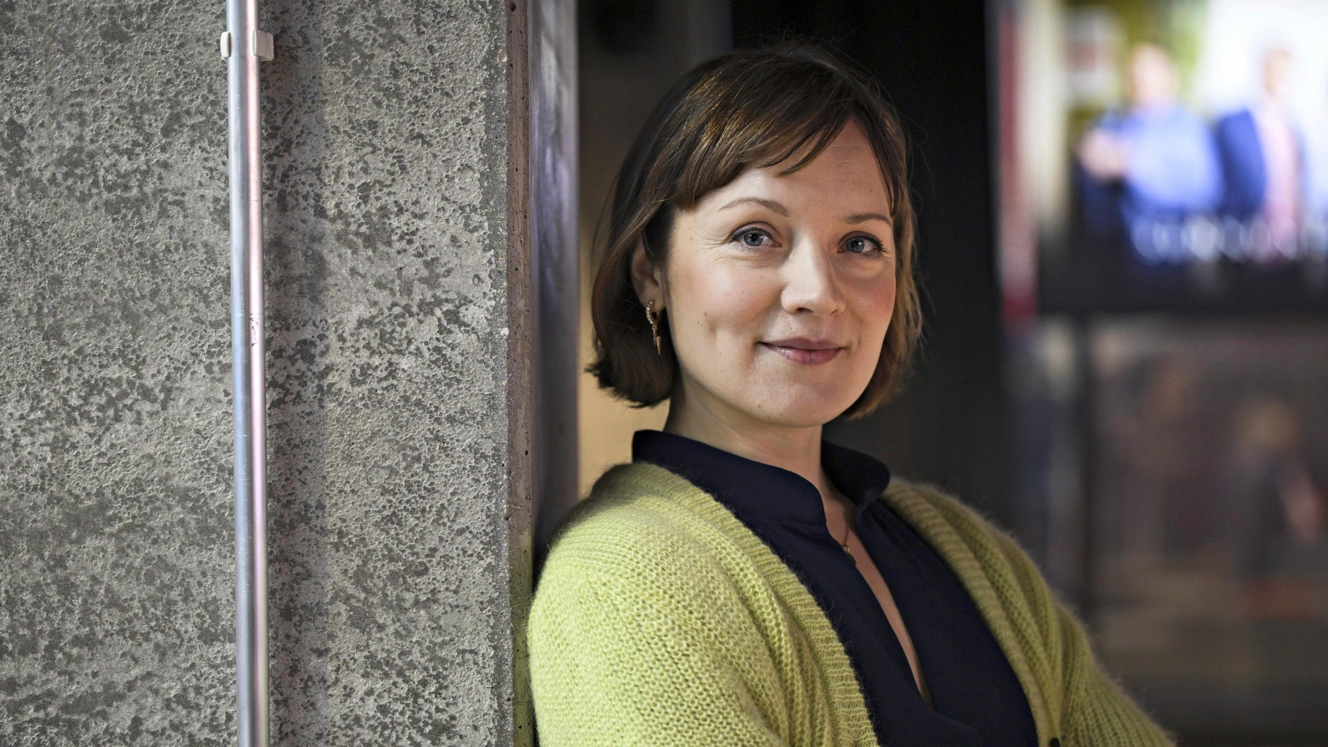 Näyttelijä Elena Leeve: ”Olen puhelinaddikti – Nyt kaikki vyöryy puhelimesta sänkyyn asti, mutta yritän rauhoittaa illat ennen nukkumaanmenoa”