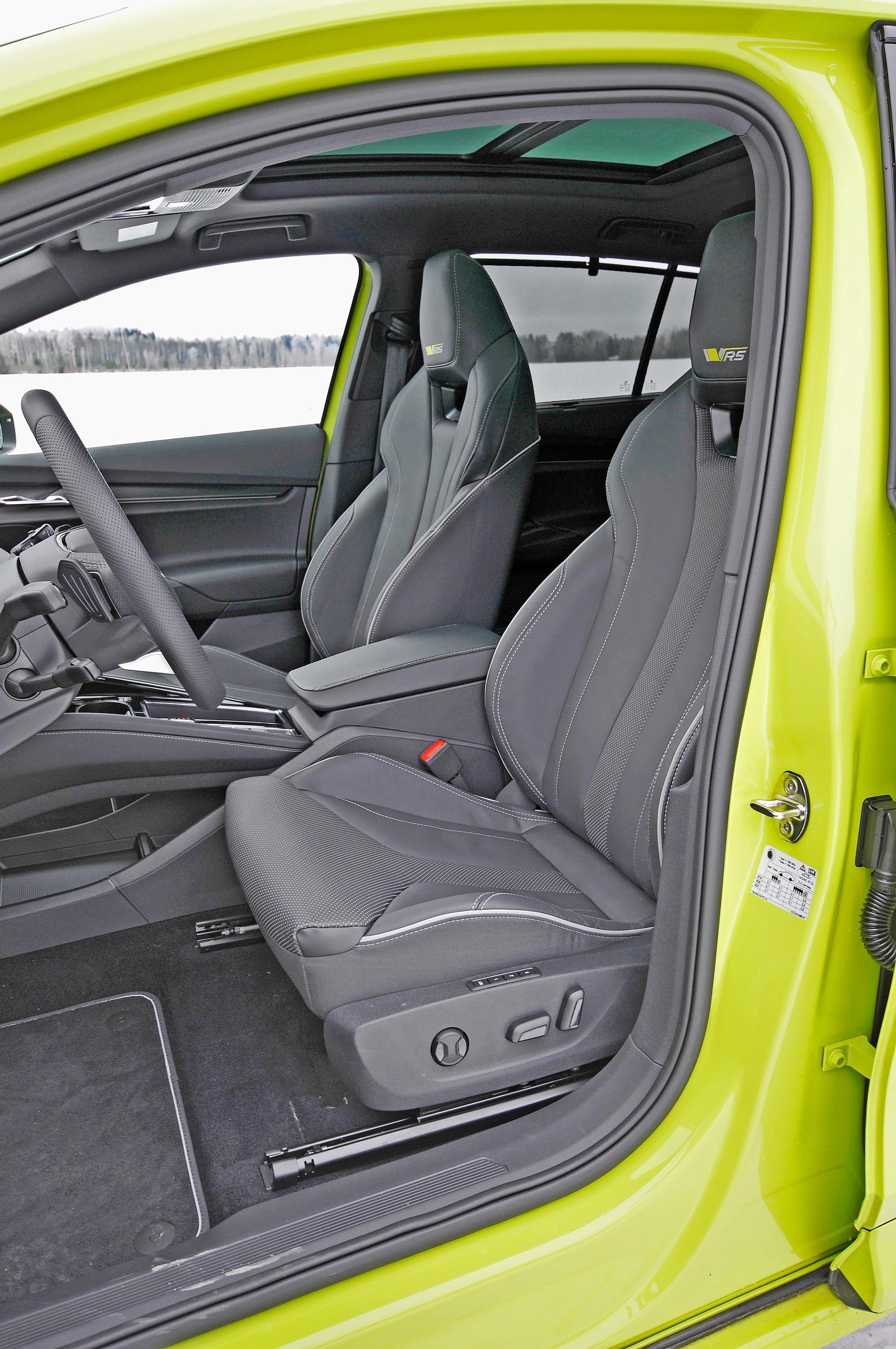 Uudessa Skoda Enyaq RS:ssä on muutoin hyvät etuistuimet, mutta reisituen pituussäätö niistä puuttuu.