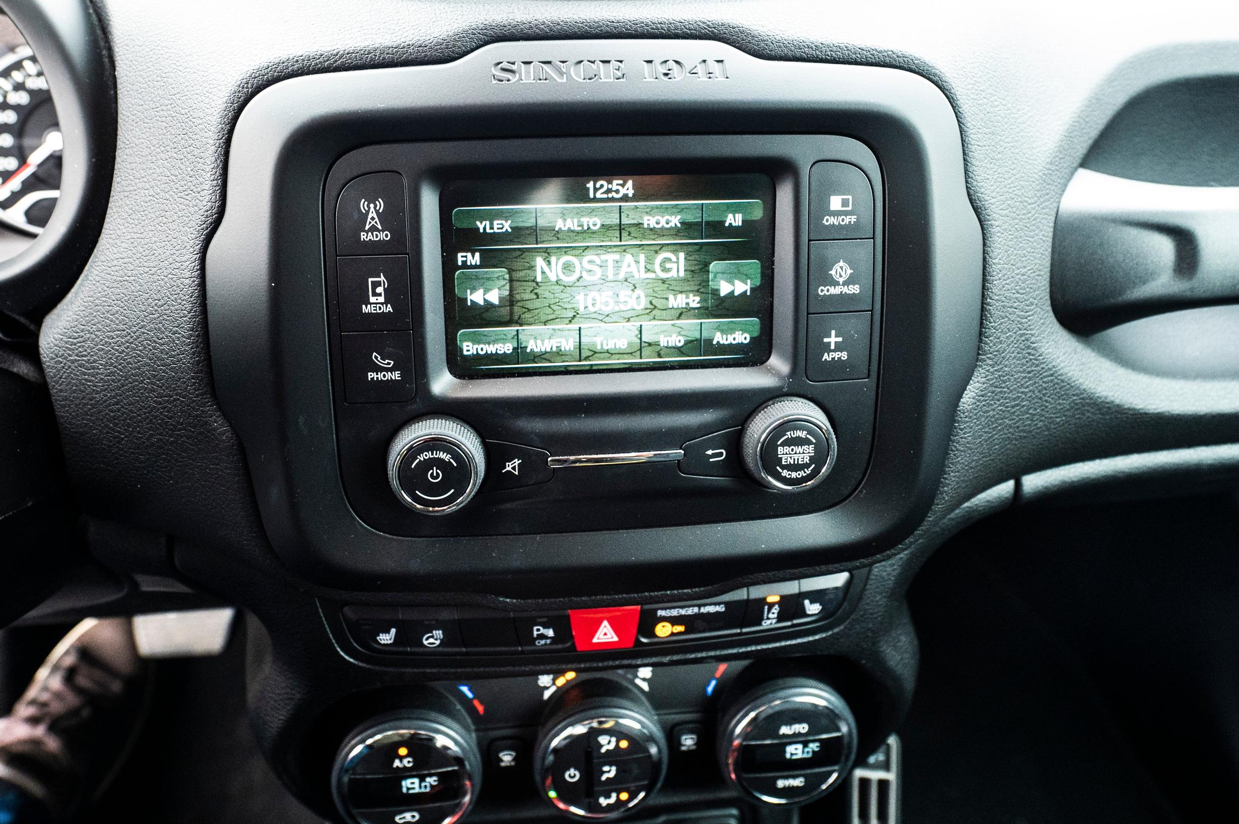Käytetty Jeep Renegade 2016 Tuulilasin koeajossa. Tämän radion käyttö on helppoa, vaikka/koska ihan moderneimmasta päästä se ei olekaan.