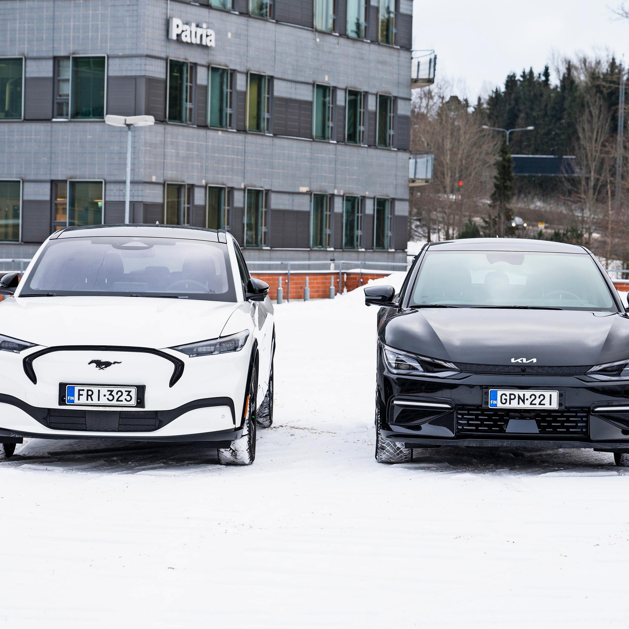 Kia EV6 vs. Ford Mustang Mach-E – Voittaako täyssähköisten talviautojen vertailussa tunne vai järki?